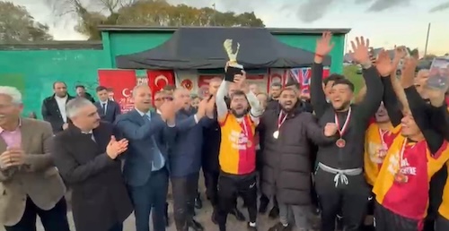 Şampiyon Olan Galatasaray Uk Takımının Bakan Bak