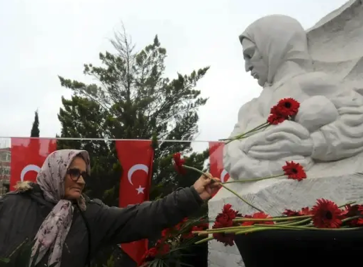 Annesinin Kucağında Bulgar Askerlerin Açtığı Ateşte Yaşamını Yitiren 'Türkan Bebek