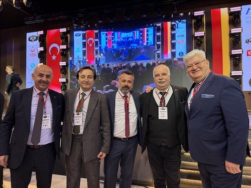 Avrupa’da Yılın Gazetecisi Ödülü, İngiltere'den Gazeteci Vatan Öz’e Verildi000