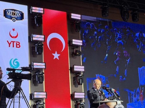 Avrupa’da Yılın Gazetecisi Ödülü, İngiltere'den Gazeteci Vatan Öz’e Verildi001