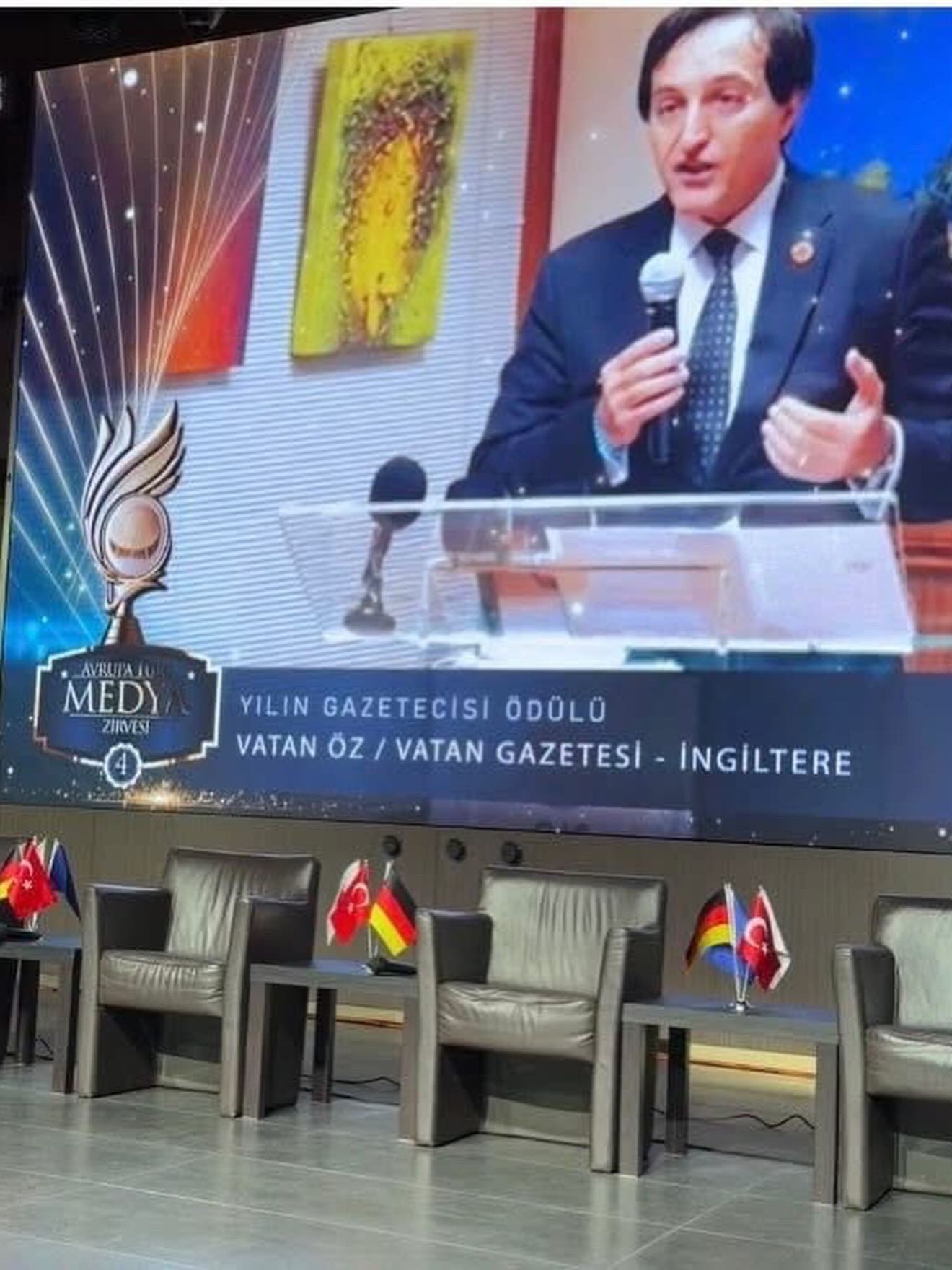 Avrupa’da Yılın Gazetecisi Ödülü, İngiltere'den Gazeteci Vatan Öz’e Verildi2