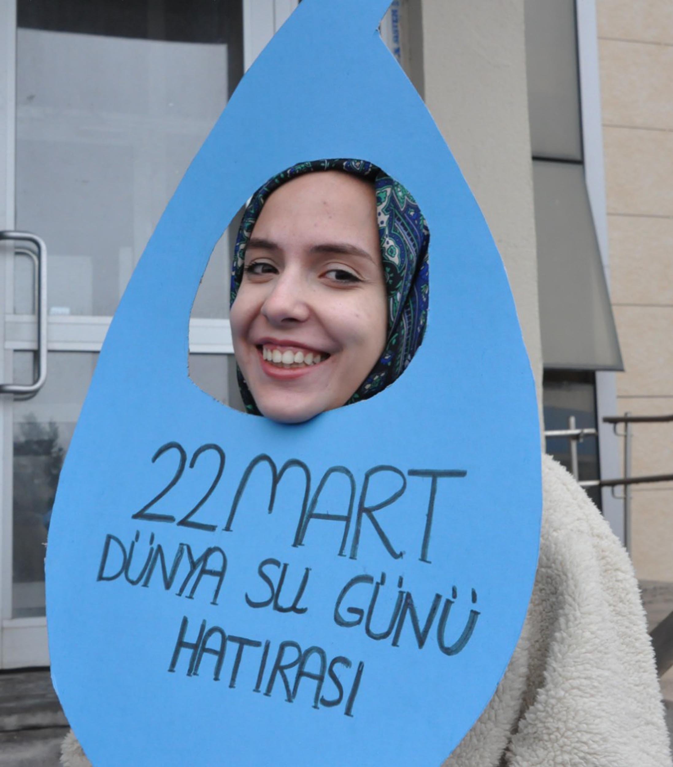 37 öğrenci 'farkındalık' için bir günü sadece 5'er litre suyla geçirdi