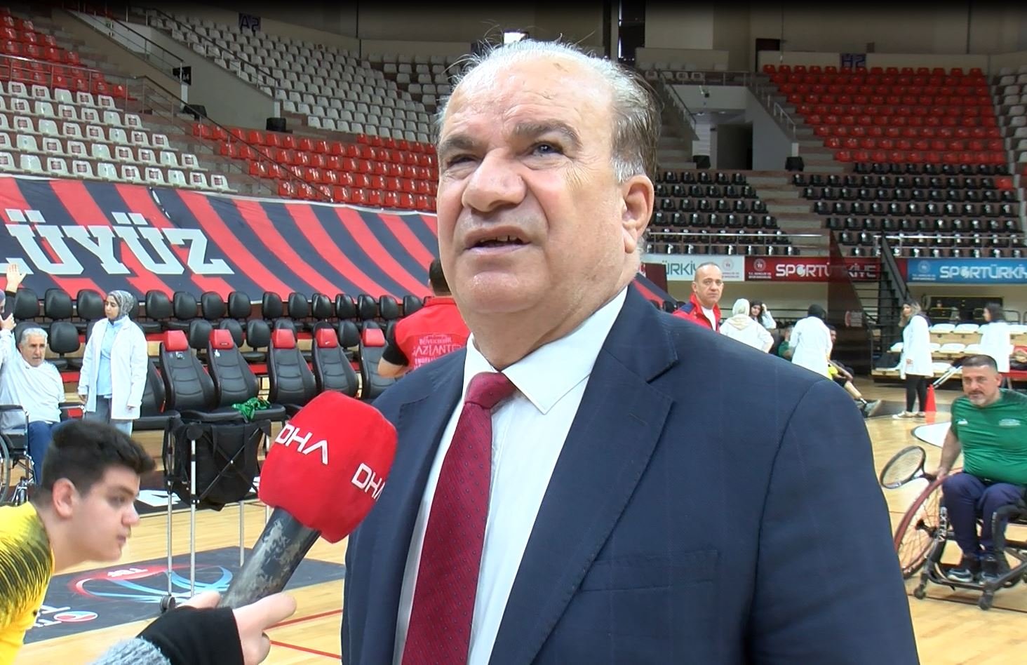 6 Şubat'ta uzuvlarını kaybedenler tenis kortunda