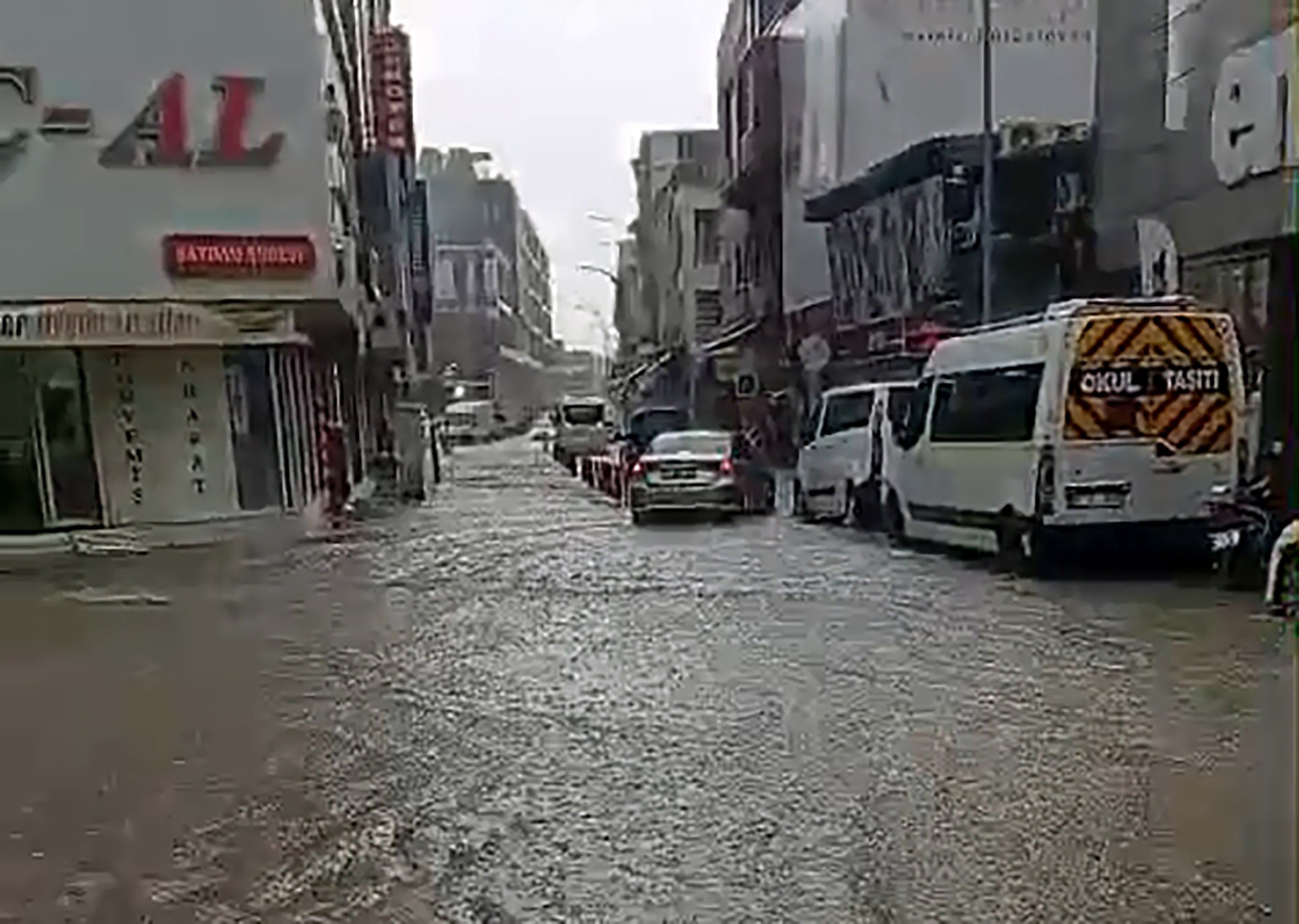 Adana'da sağanak nedeniyle yollar göle döndü