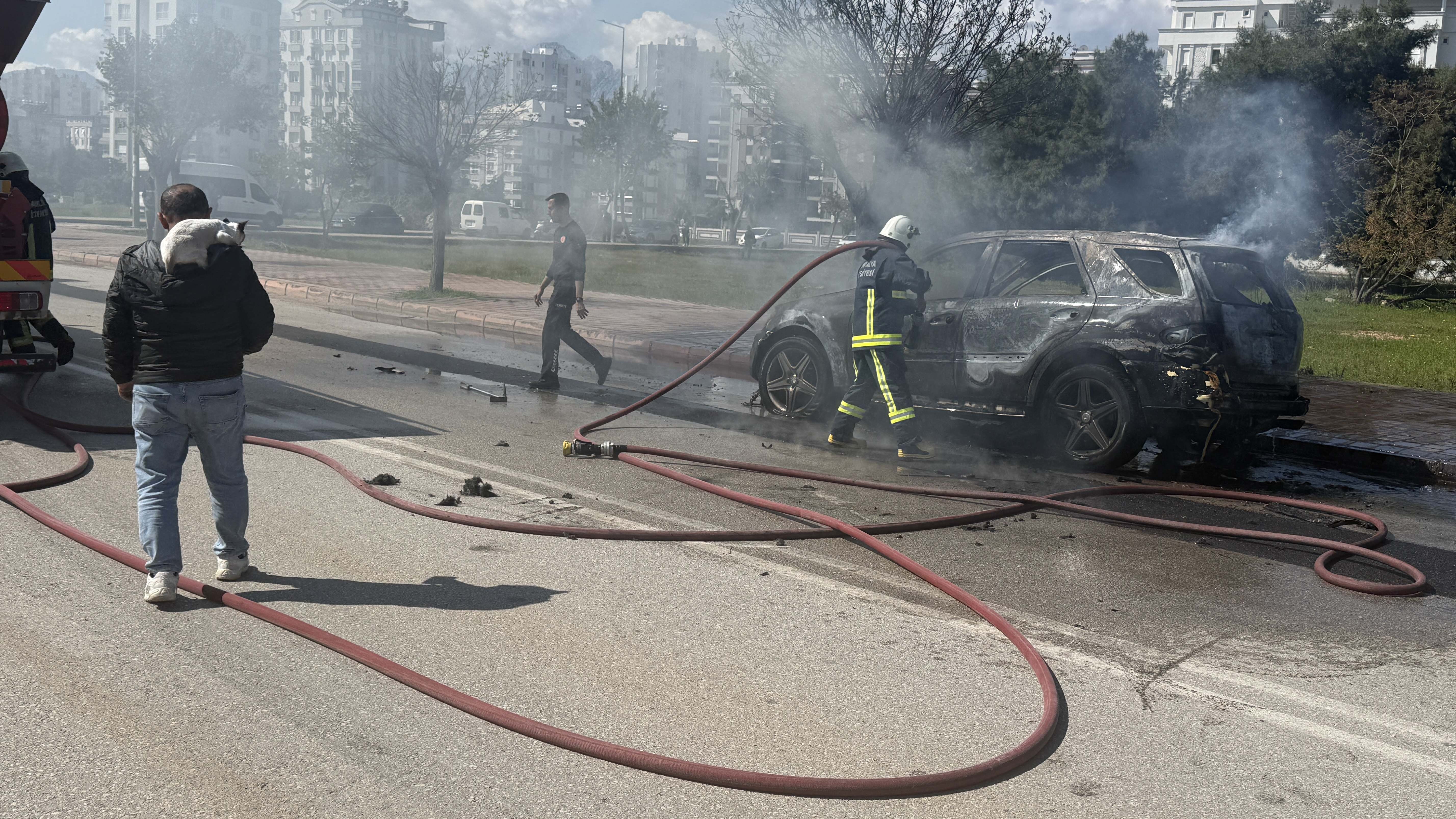 Alev alan otomobilindeki kedisini son anda kurtardı