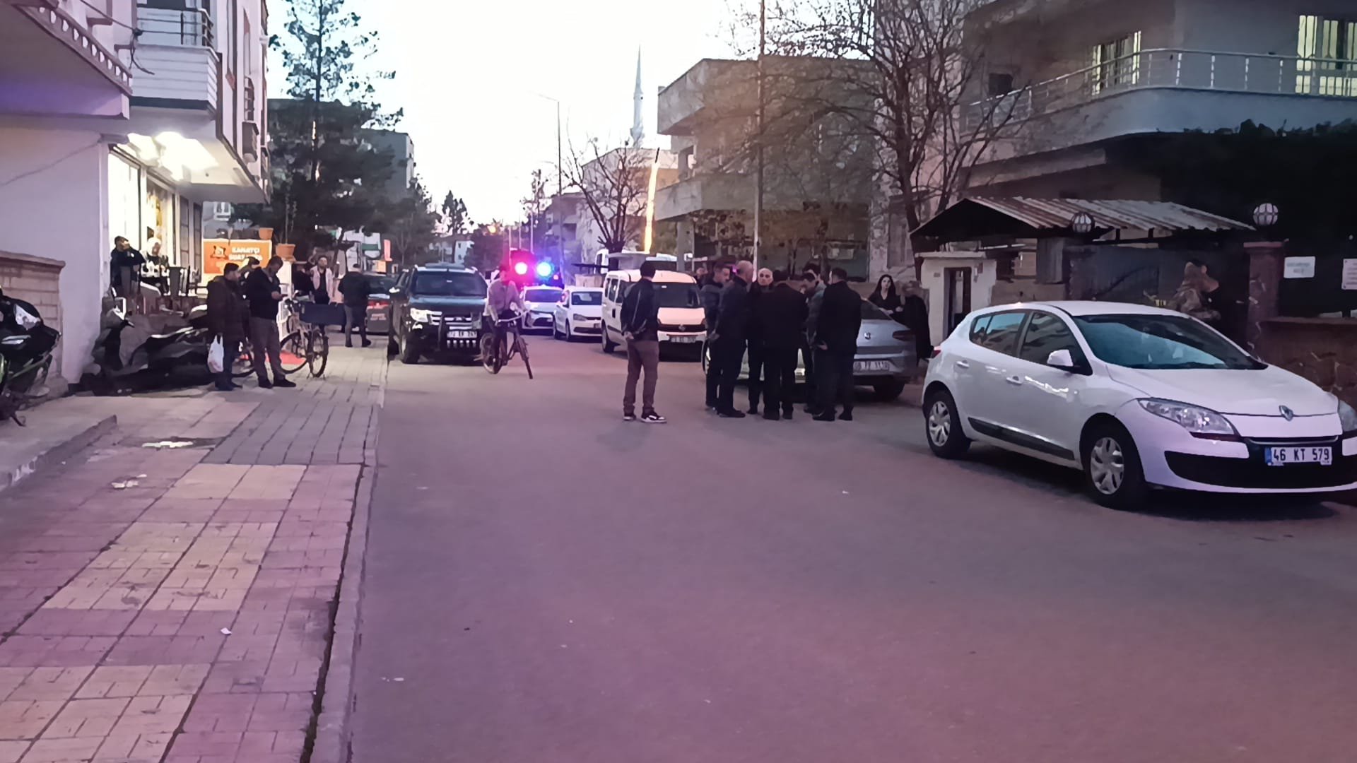 Ana-oğul apartman girişinde silahlı saldırıda öldürüldü