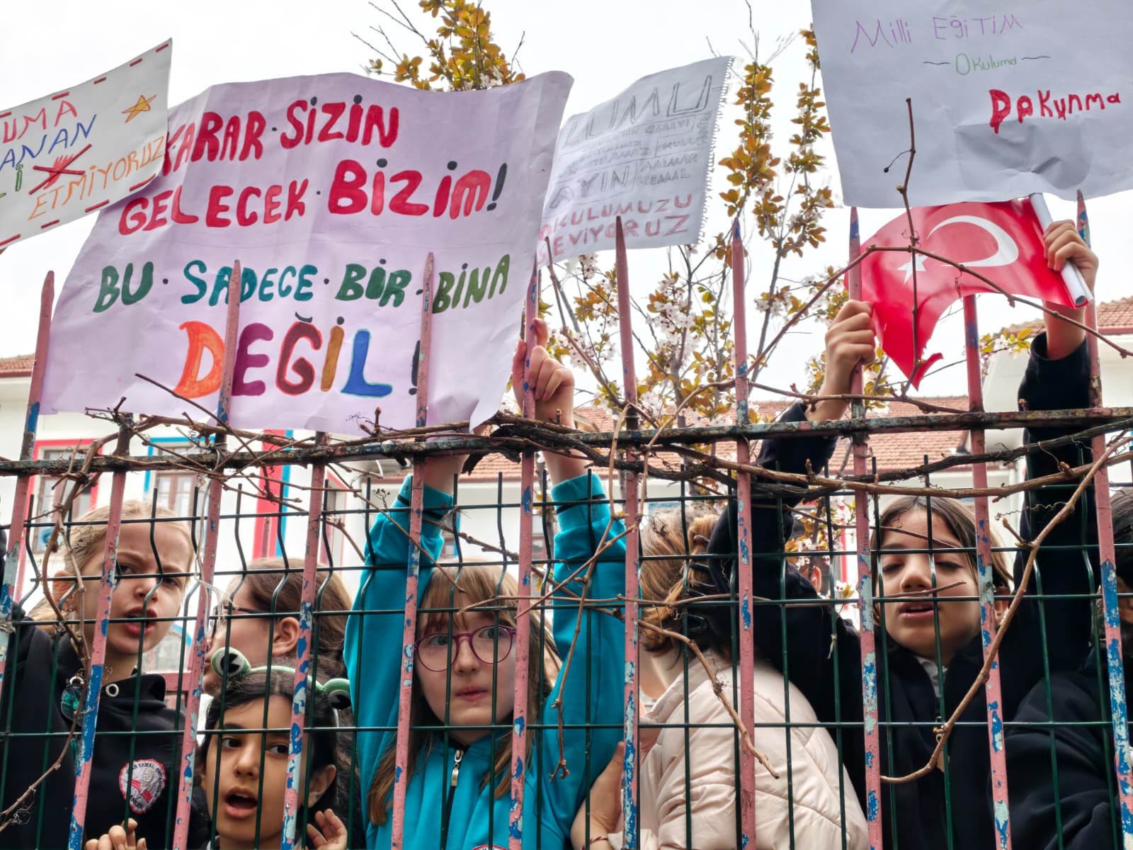 Ankara'da okul binasının devredilmesine tepki gösteren öğrenci ve velilerden basın açıklaması