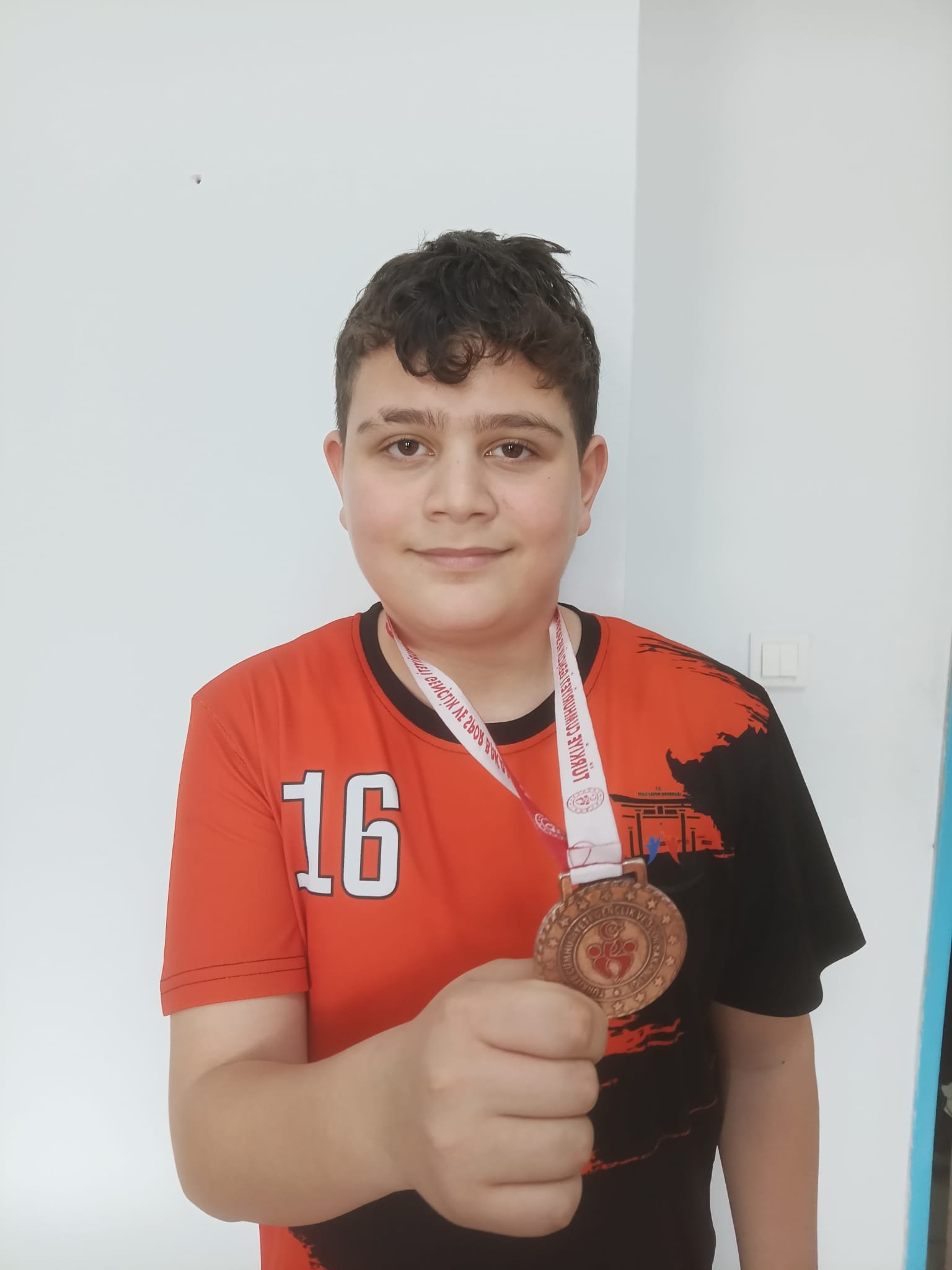 Ankara'da spora erişim zorluğu yaşayan ortaokul öğrencilerinin, floor curling başarısı