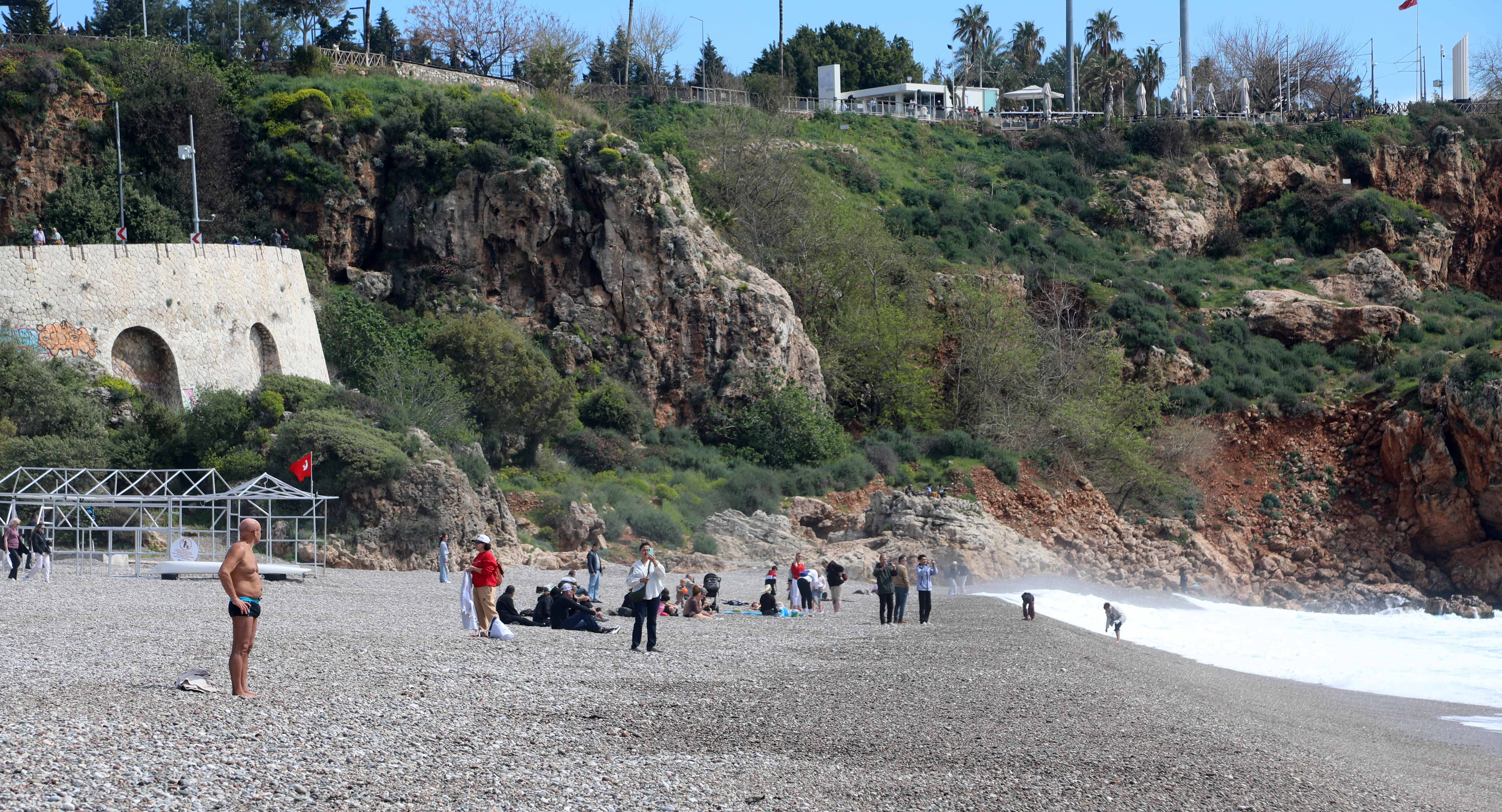Antalya'da yağış sonrası güneş açtı, sahillerde yoğunluk oluştu / Ek fotoğraflar