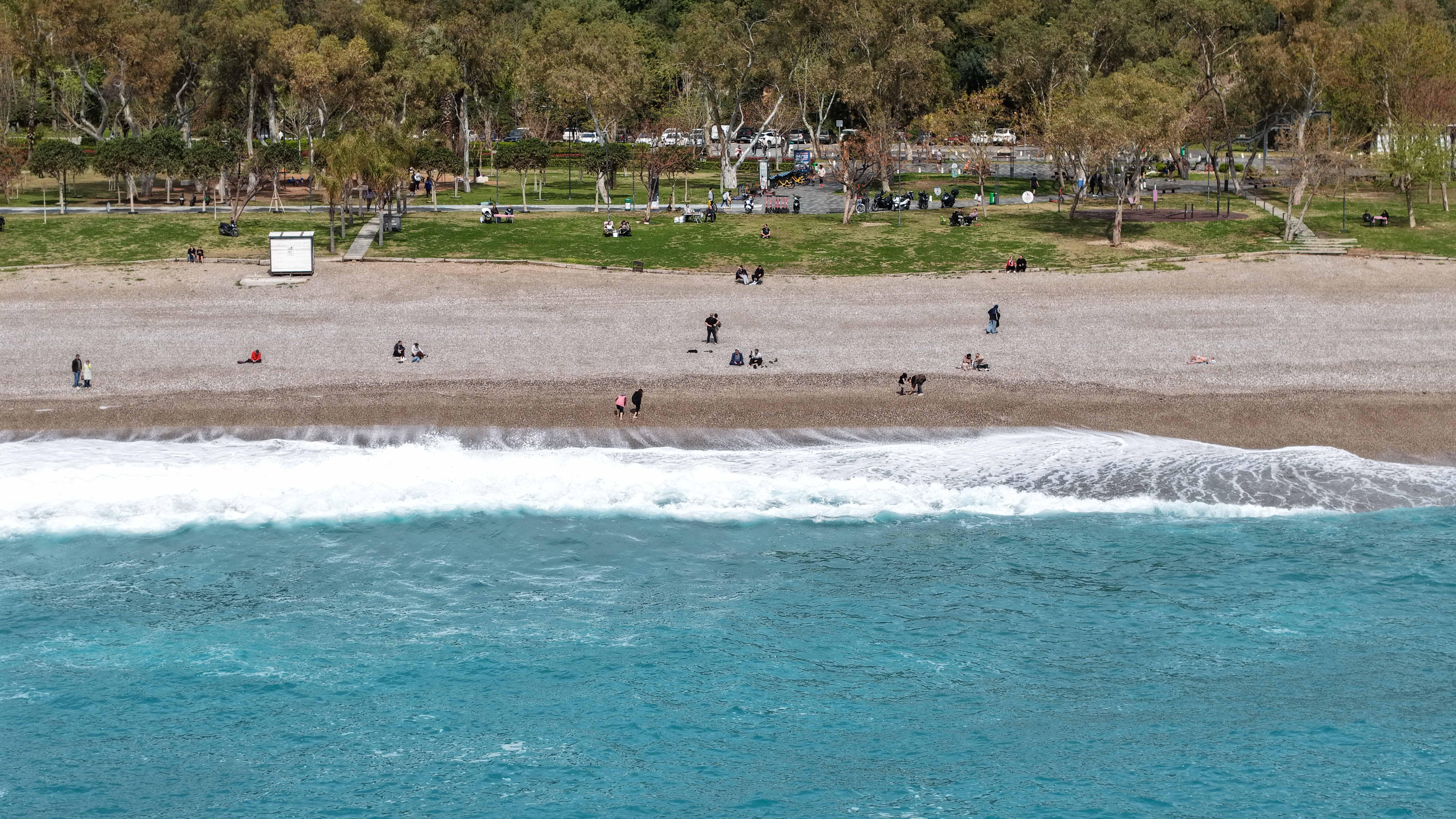 Antalya'da yağış sonrası güneş açtı, sahillerde yoğunluk oluştu