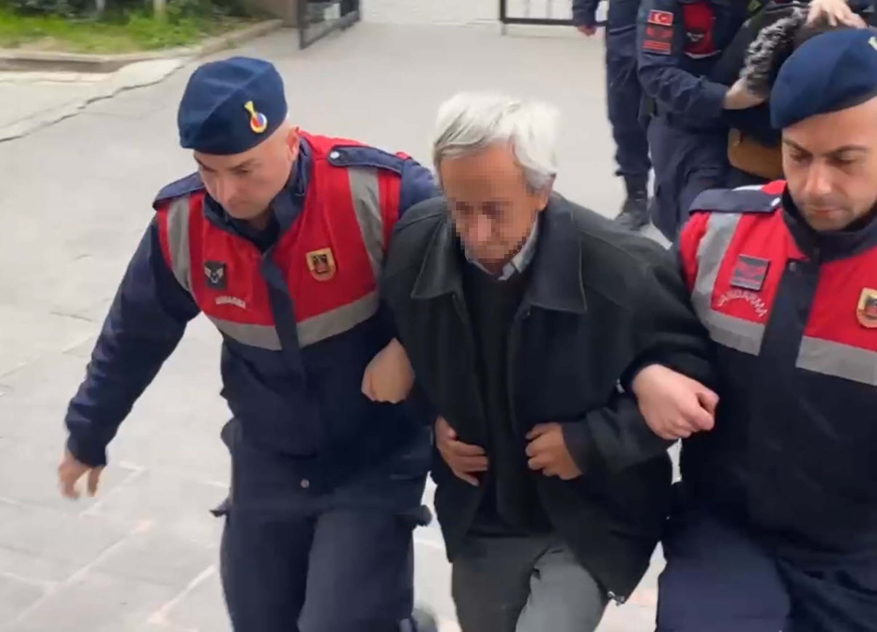 Av tüfeğiyle boşanma aşamasındaki eşi ile ailesinin yaşadığı evi bastı; 4 ölü (2)