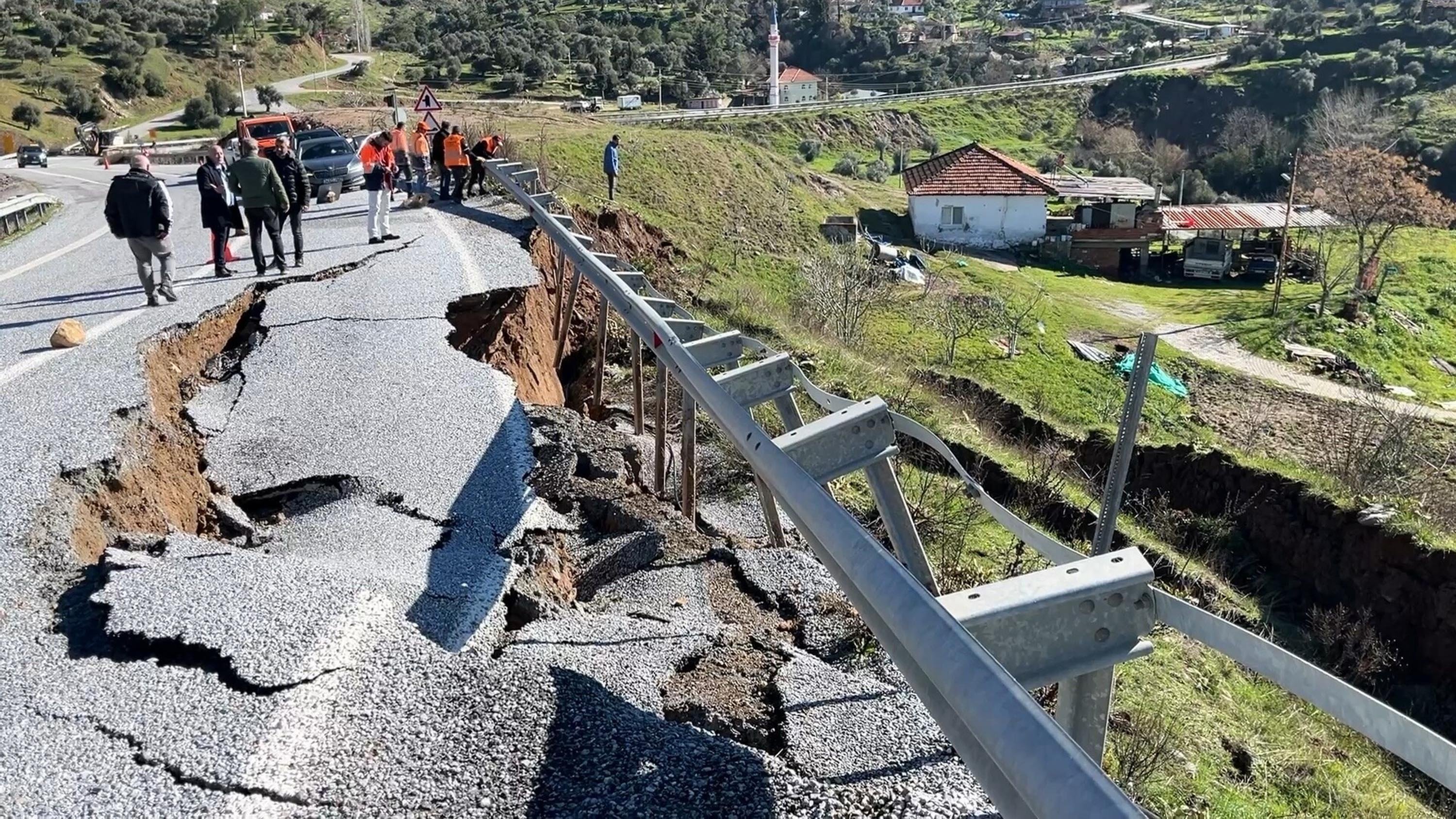 Aydın'da toprak kayması; kara yolu ikinci kez çöktü