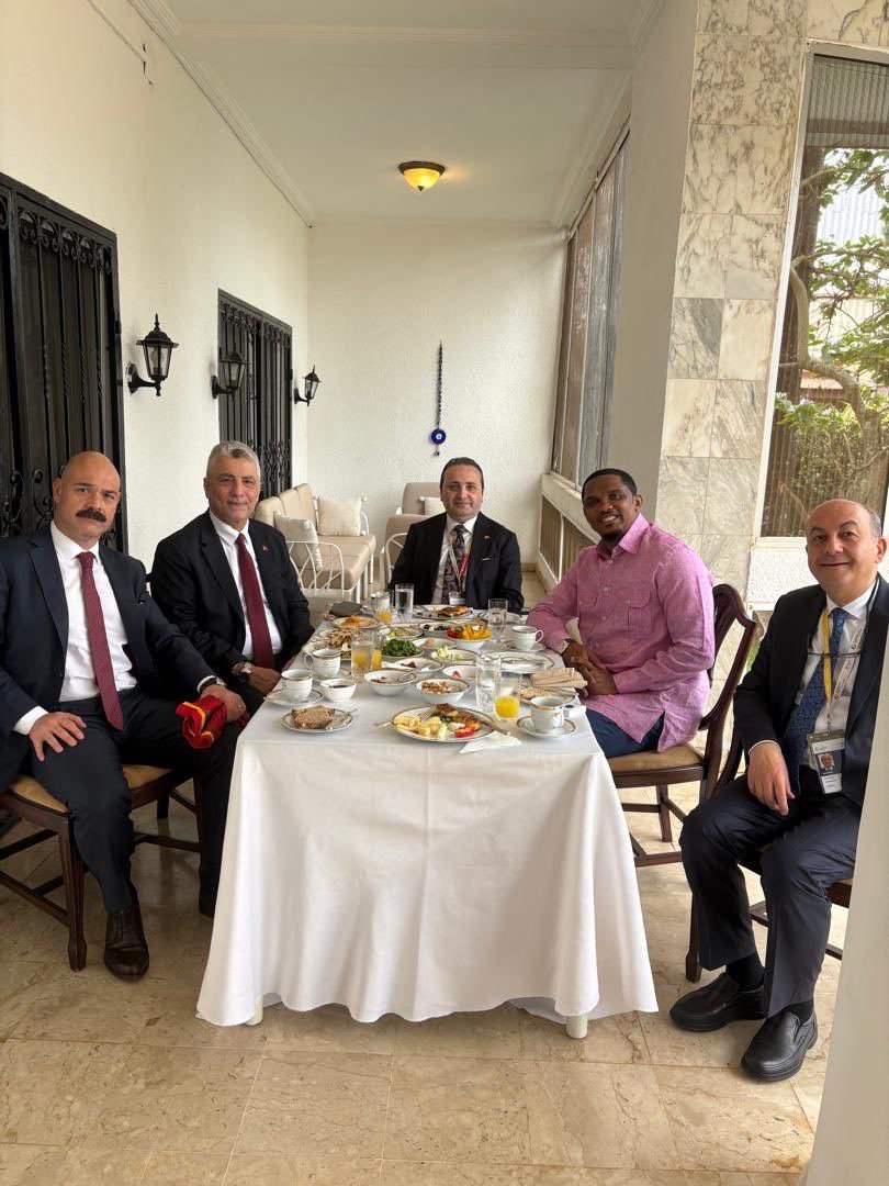 Bakan Bolat, Kamerun Futbol Federasyonu Başkanı Eto'o ile görüştü