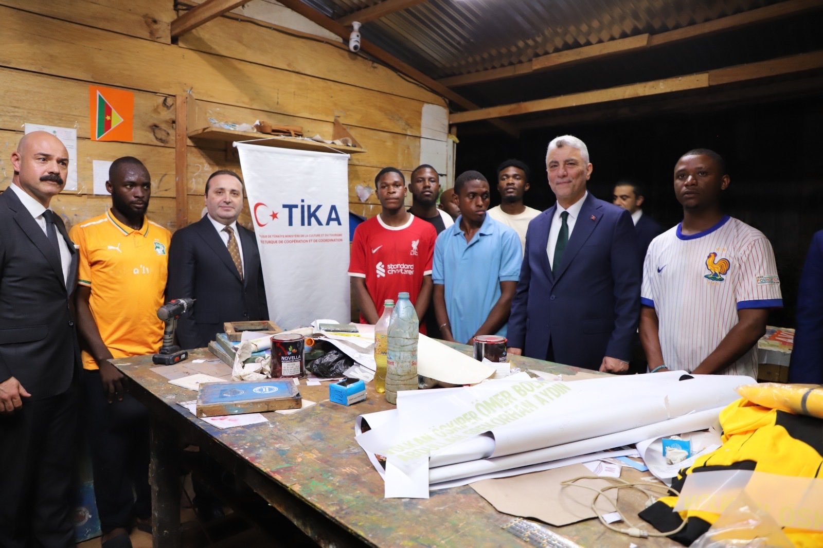 Bakan Bolat, Kamerun'da 'Sokak Çocuklarına Serigrafi Baskı Atölyesi Projesi'ni ziyaret etti