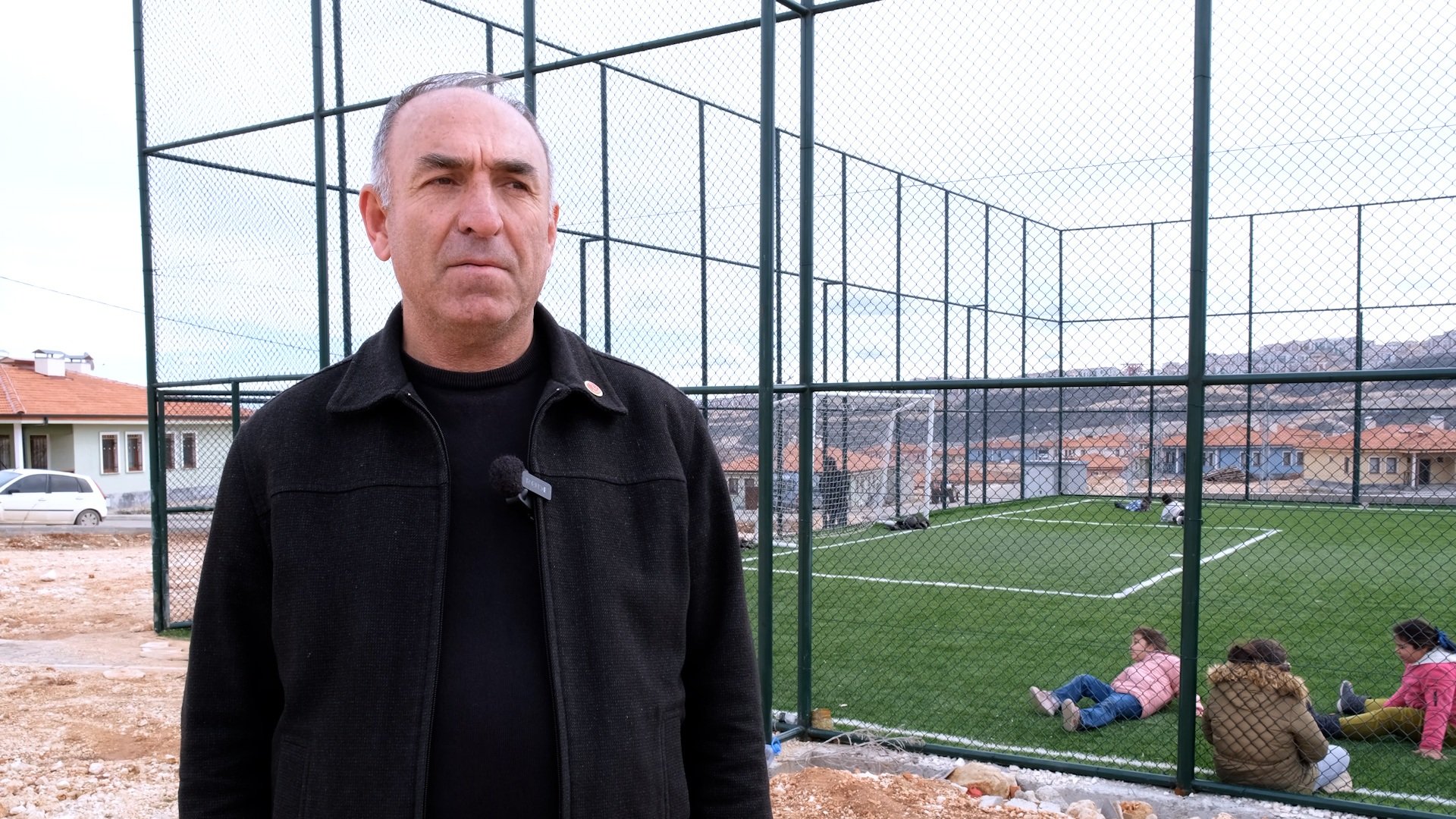 Bakan Kurum, depremzede çocukların halı saha keyfini paylaştı