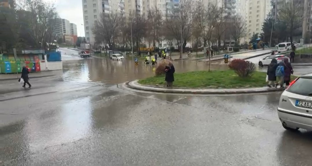 Batman'da sağanak nedeniyle yollar göle döndü