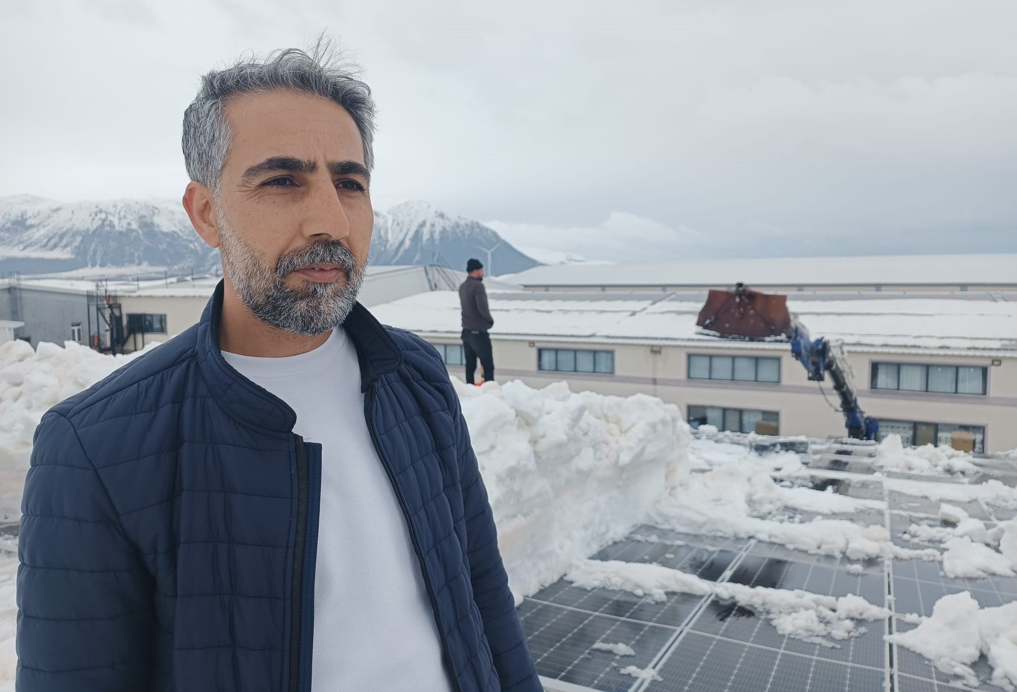 Bitlis'te işletmelerin çatılarında vinçle kar temizliği