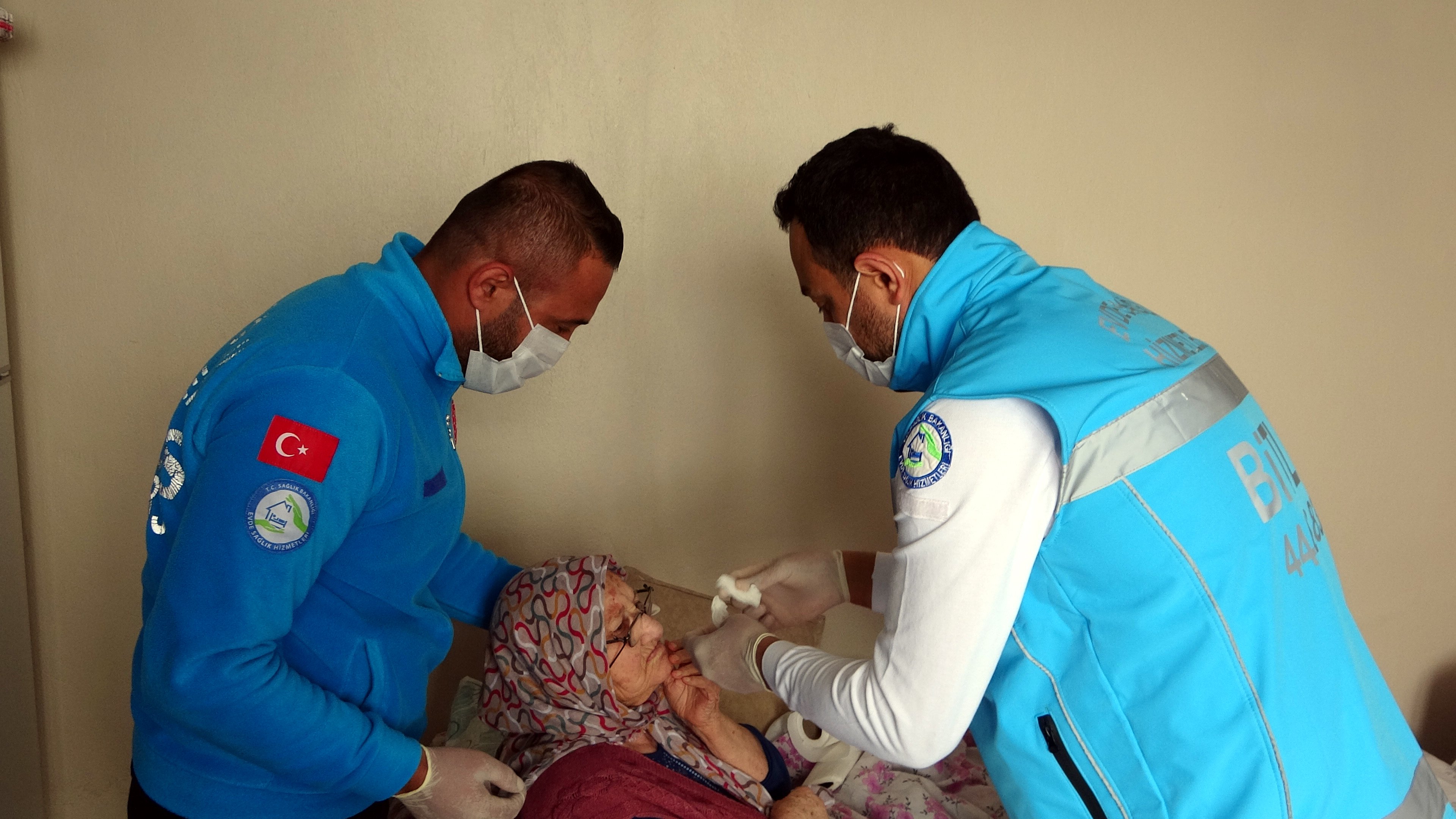 Bitlis'te zorlu kış şartlarında yatalak hastaya evde diş tedavisi