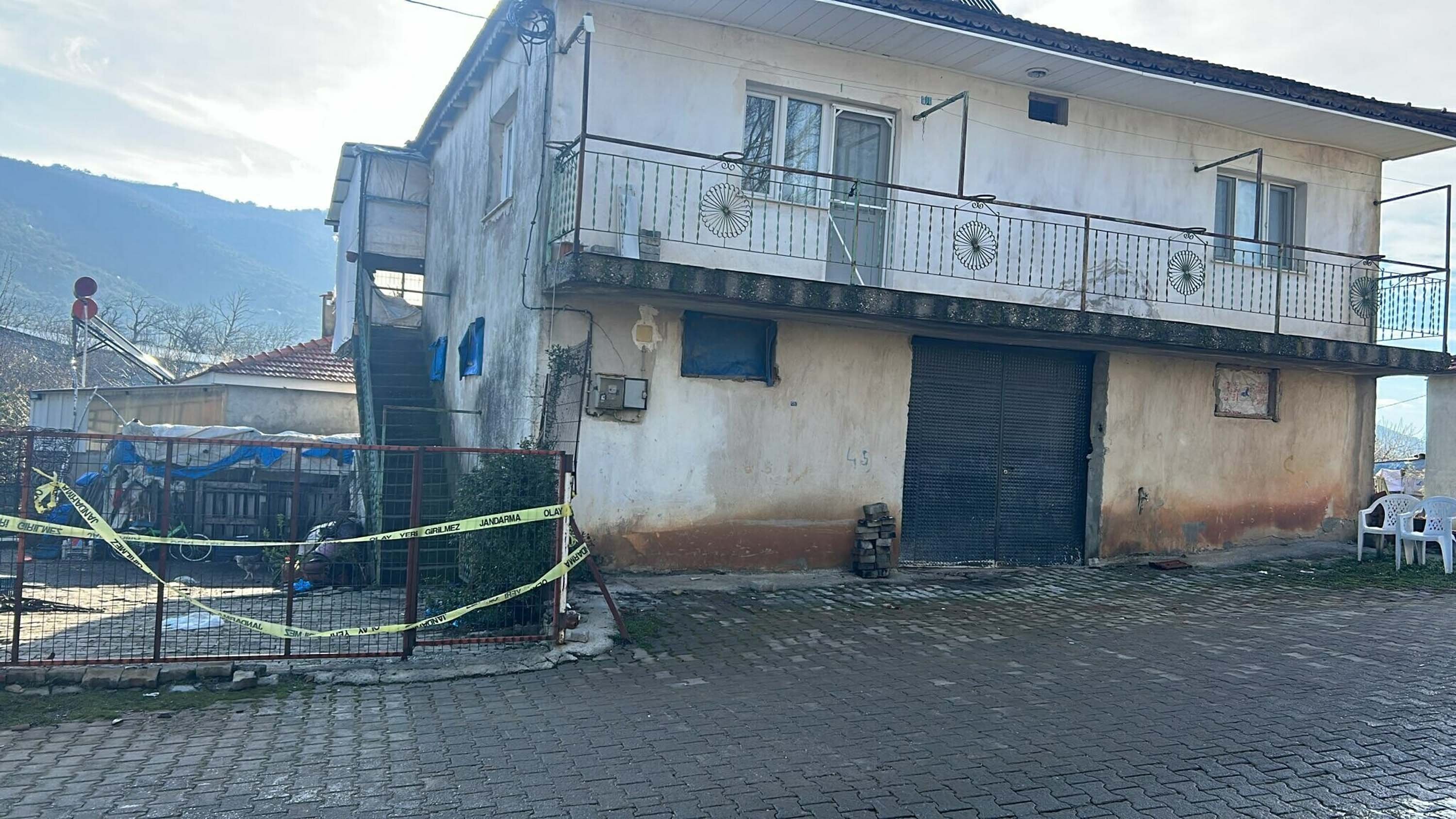 Boşanma aşamasındaki eşinin ailesinin evini bastı; 4 ölü (2)