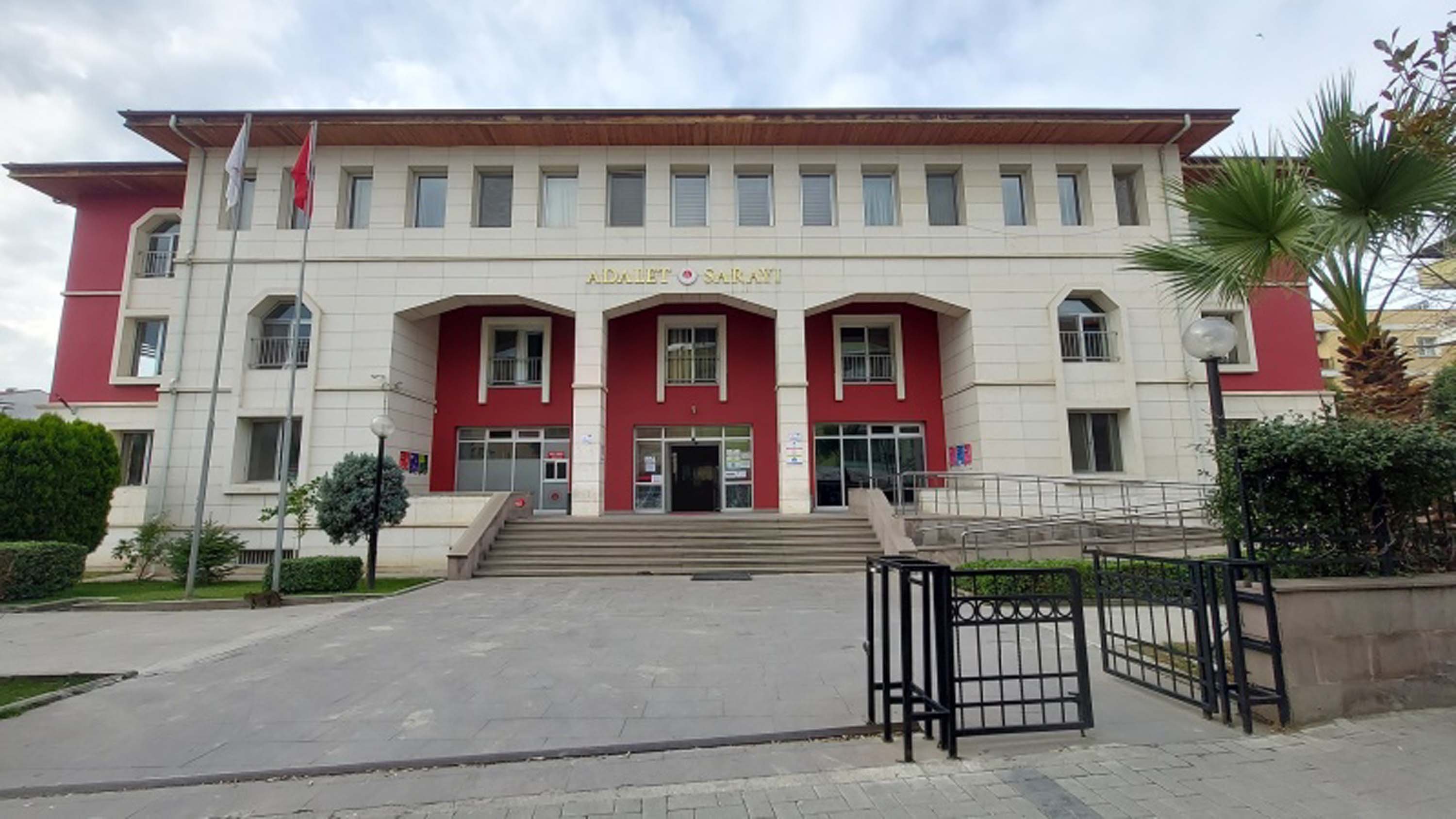 Boşanma aşamasındaki eşinin ailesinin evini bastı; 4 ölü