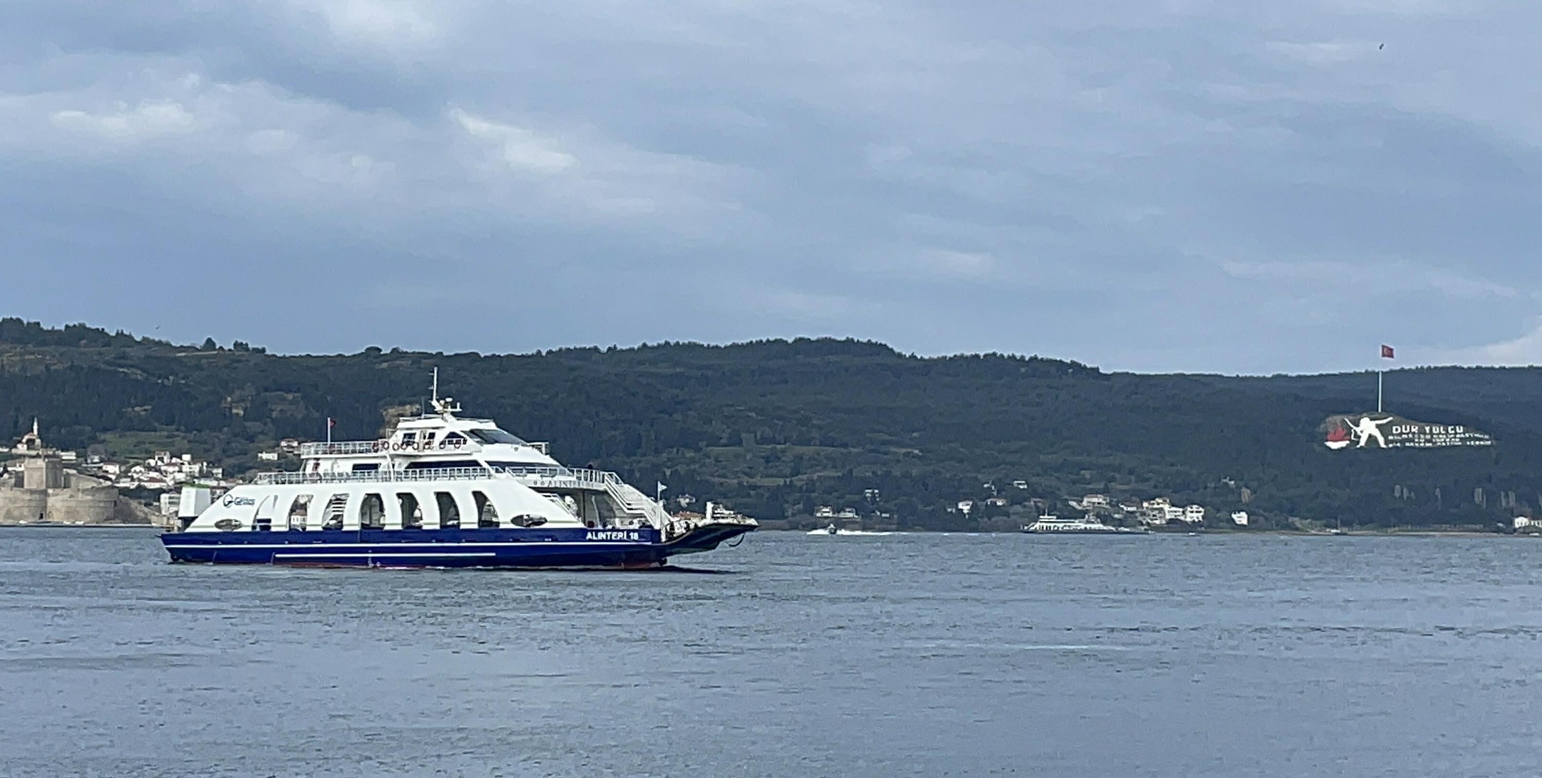 Bozcaada ve Gökçeada feribot seferlerine fırtına engeli