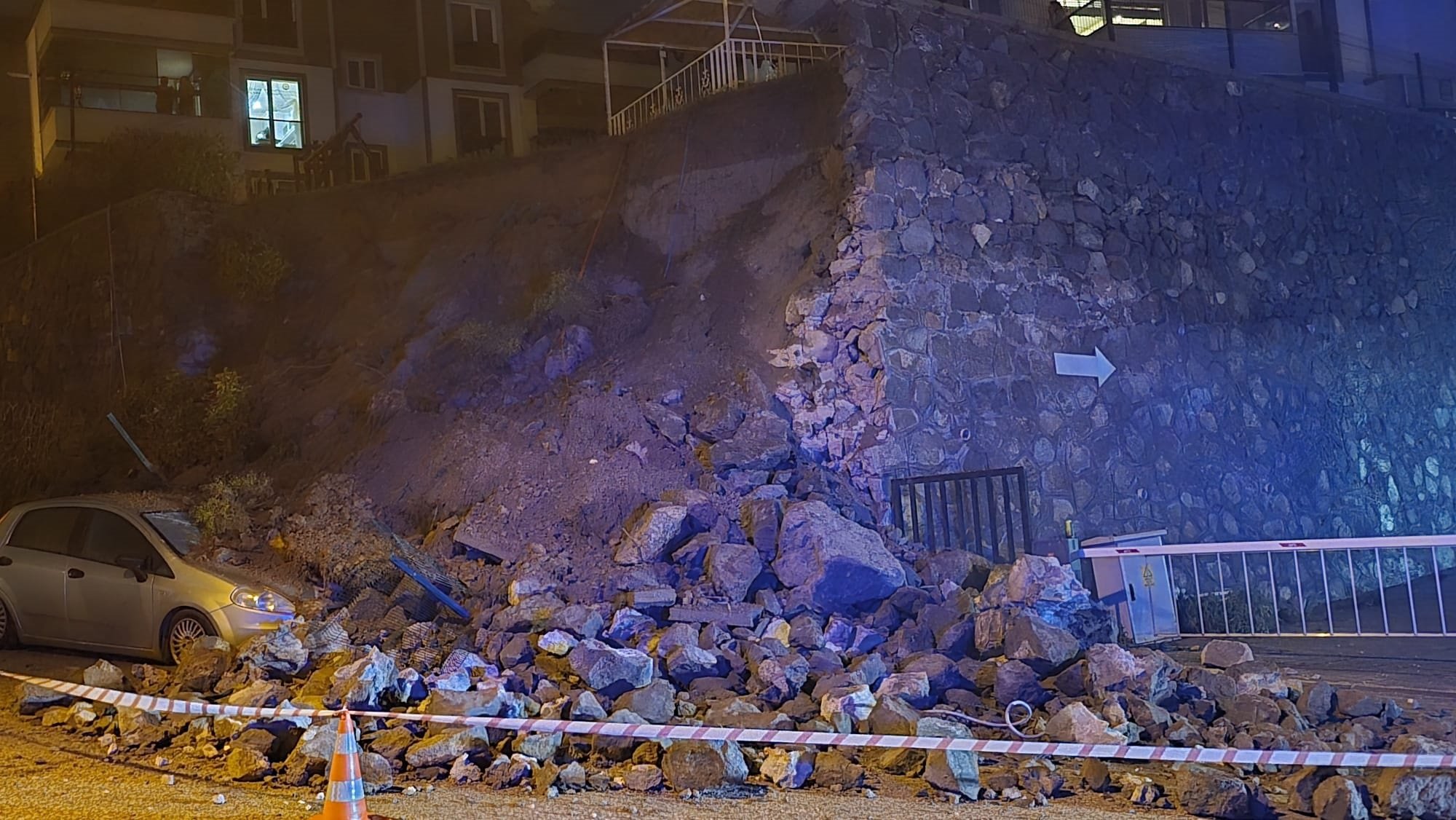 Bursa'da sitenin istinat duvarı çöktü; otomobil kullanılamaz hale geldi