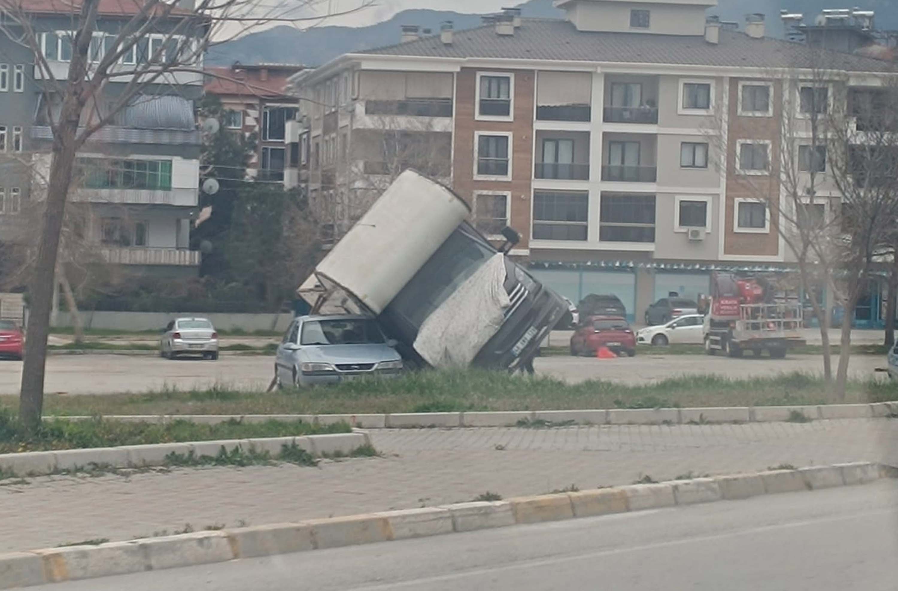 Denizli'de kuvvetli rüzgar; ağaçlar devrildi, çatılar uçtu