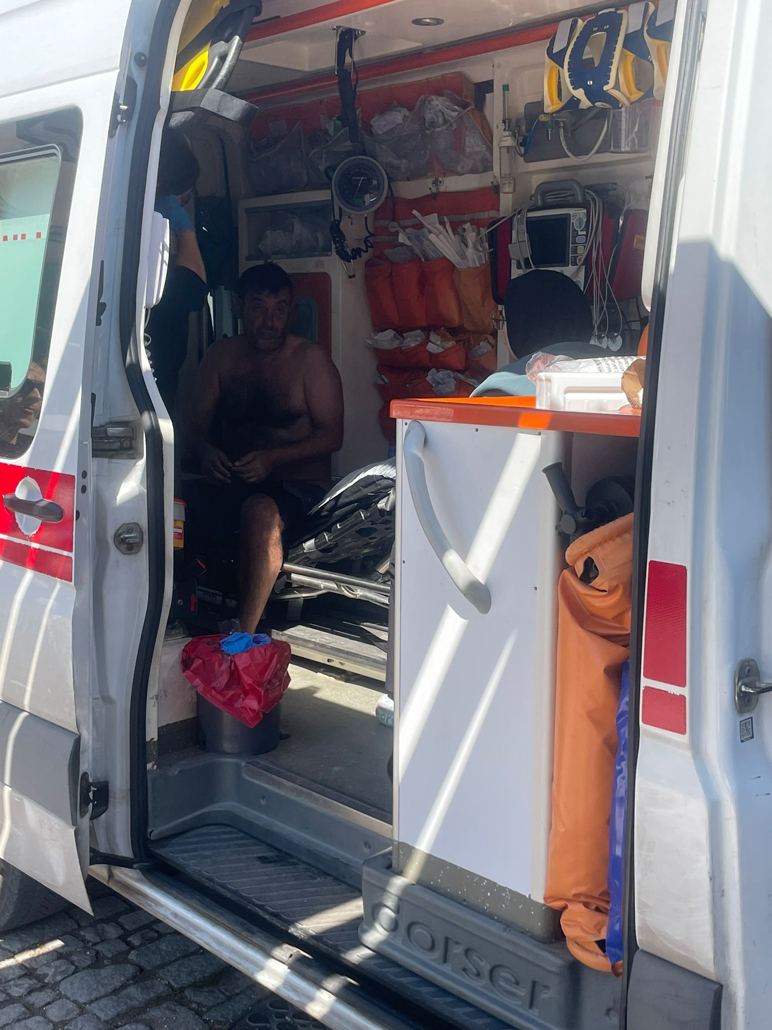 Devrilen sup boarda tutunarak 3 saat bekledi, yardımına deniz polisi yetişti