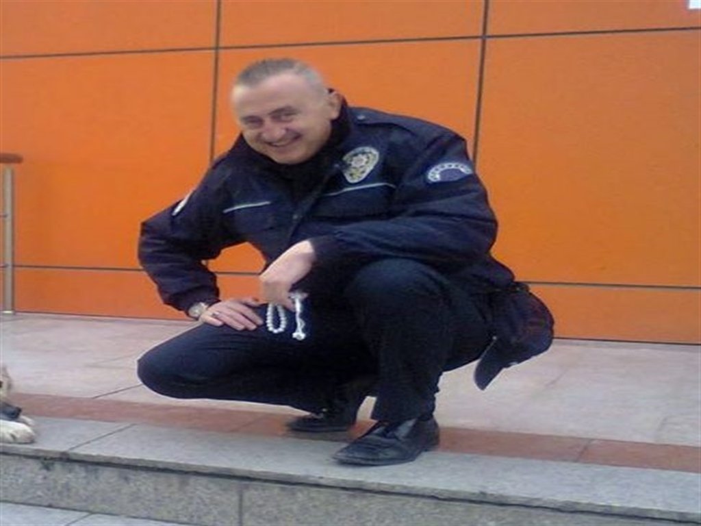 Eğlence mekanına silahlı saldırıda ölen emekli polis toprağa verildi