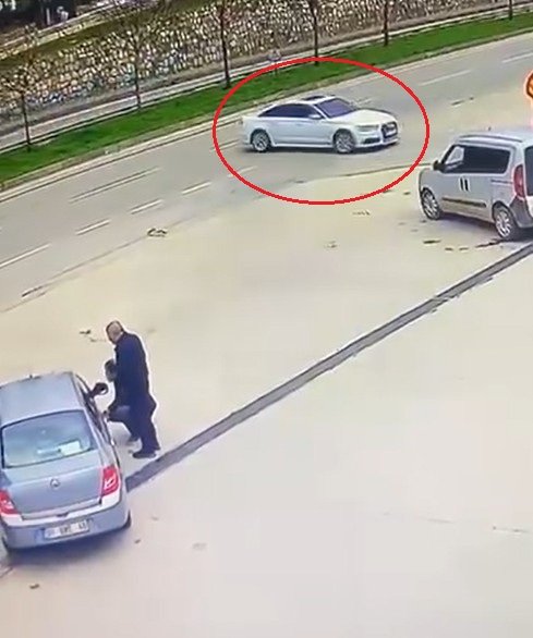 El freni çekilmediği için hareket eden otomobile başka otomobil çarptı