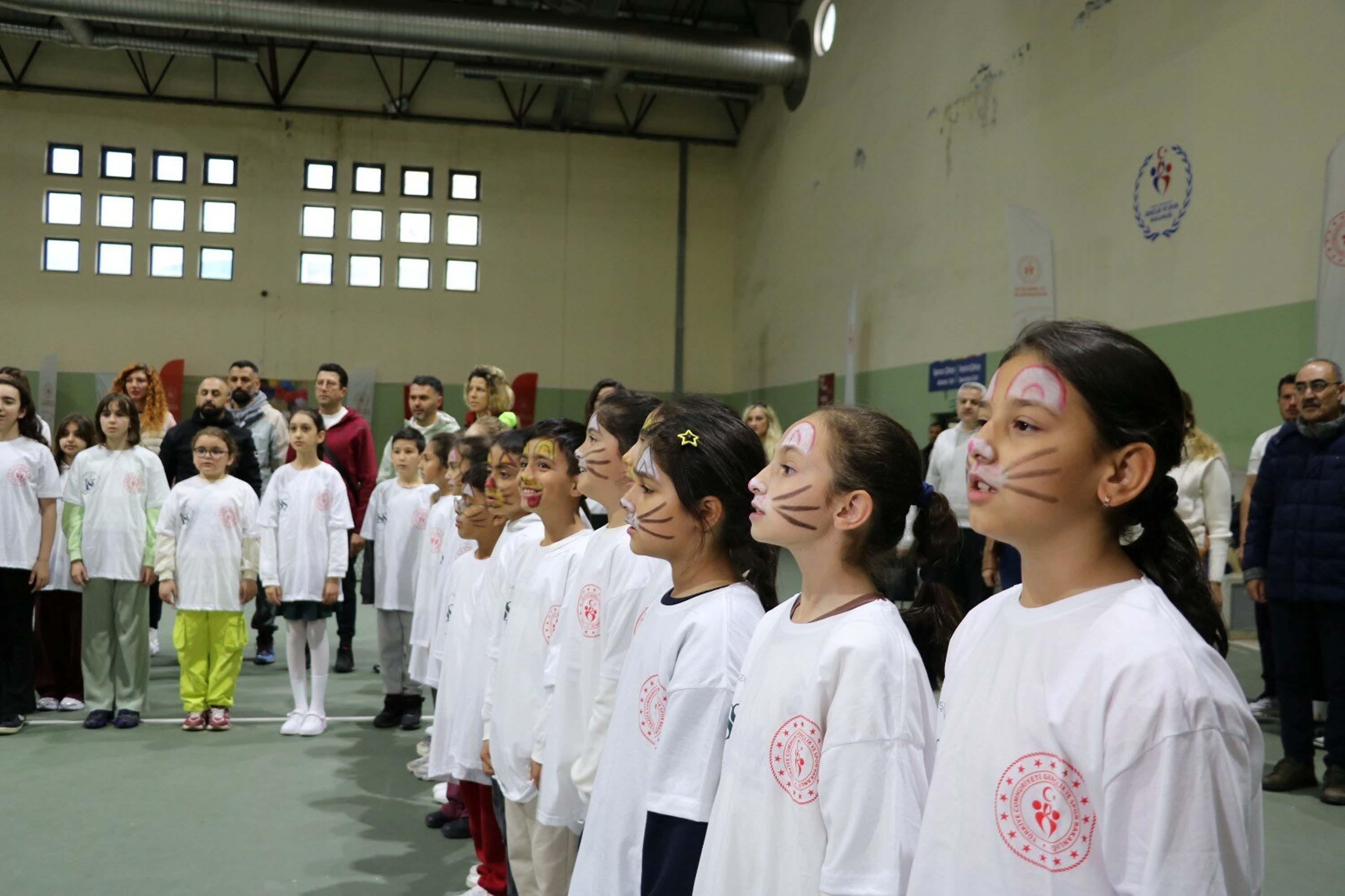 Eski milli sporcu çocukları tenisle buluşturuyor