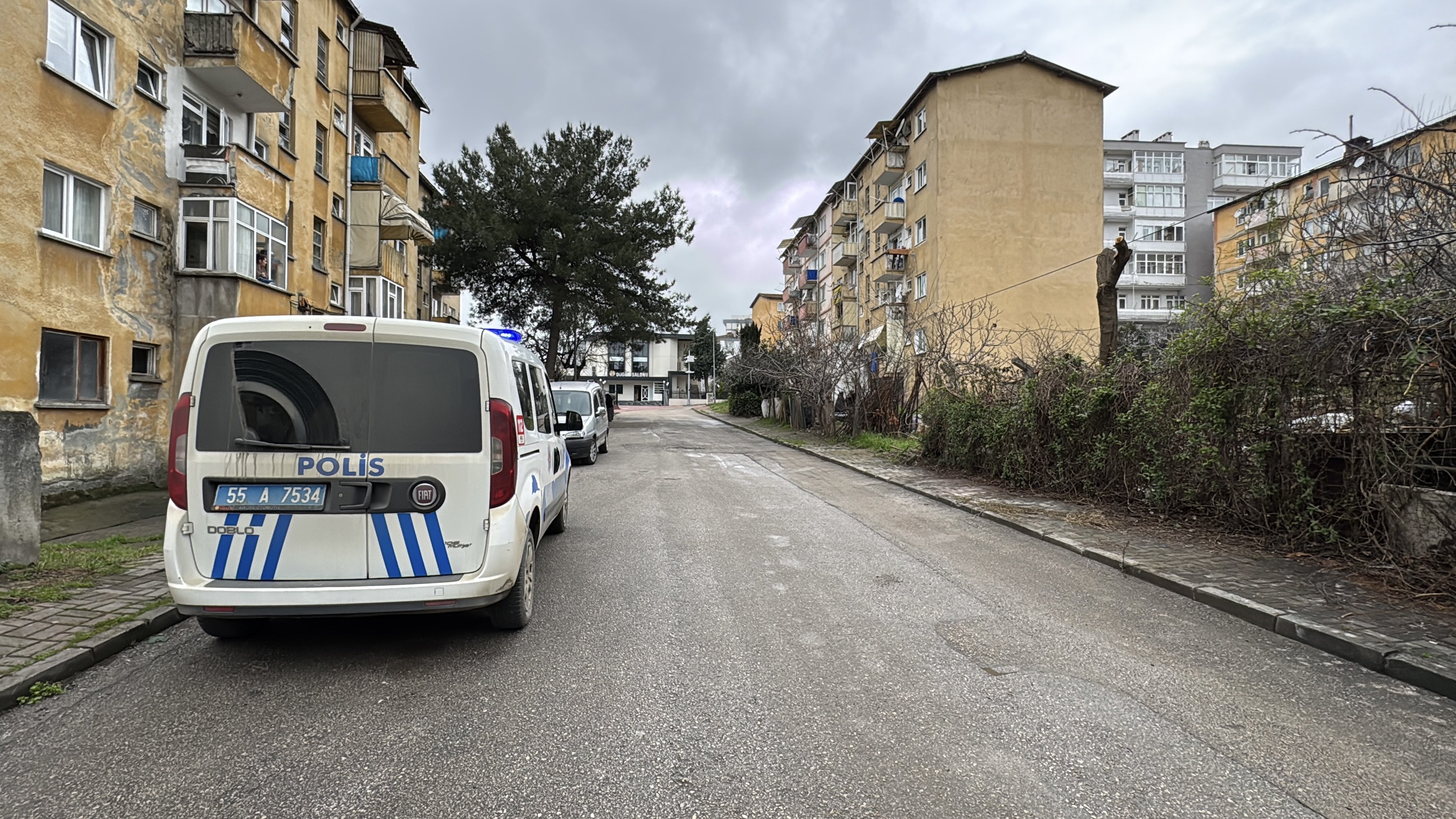 Evde tek başına olan çocuk çakmakla oynarken evi yaktı; 2 kişi dumandan etkilendi