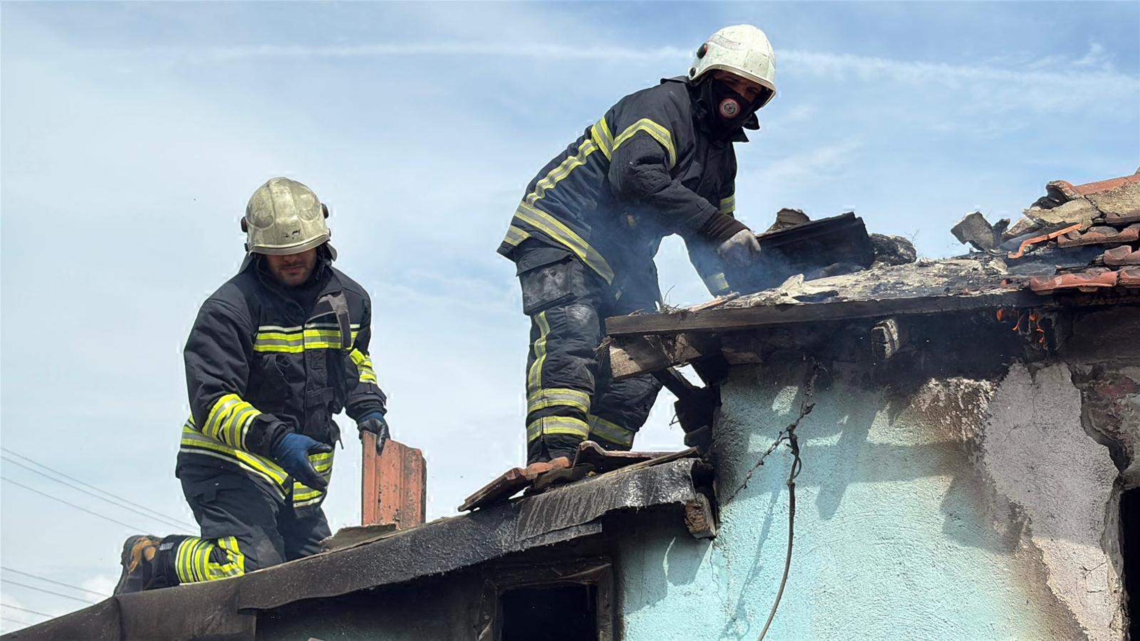 Evdeki yangına müdahaleyi izlerken köpek saldırısında yaralandı