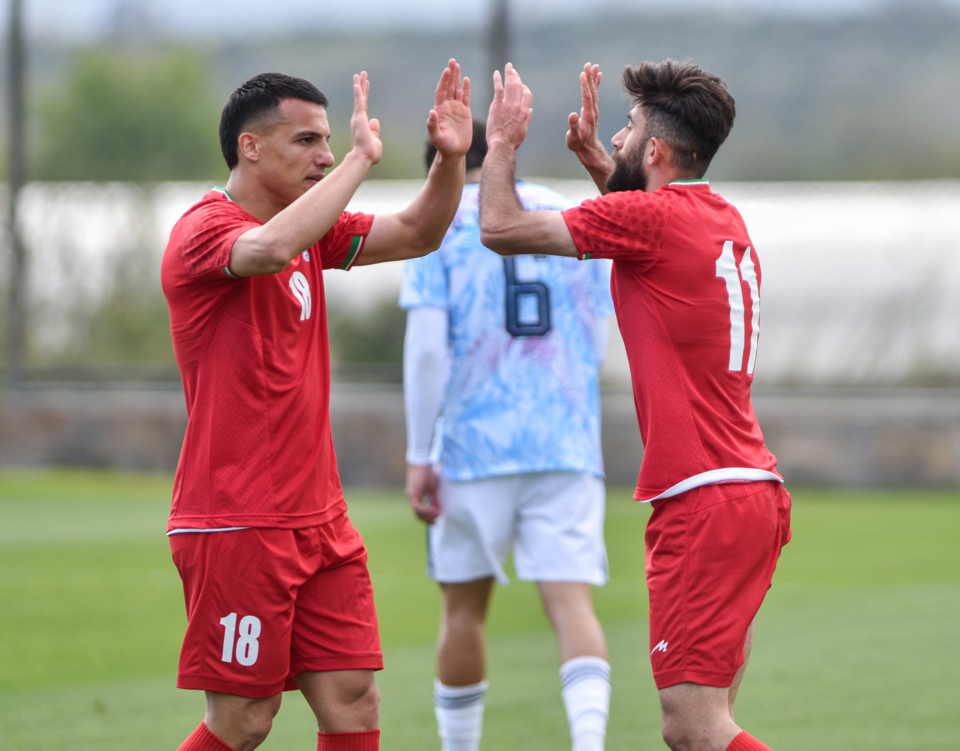 FIFA Başkanı Infantıno'nun izlediği maçta, İran Milli Takımı sahaya öldürülen çocukların fotoğraflarıyla çıktı / Ek fotoğraflar