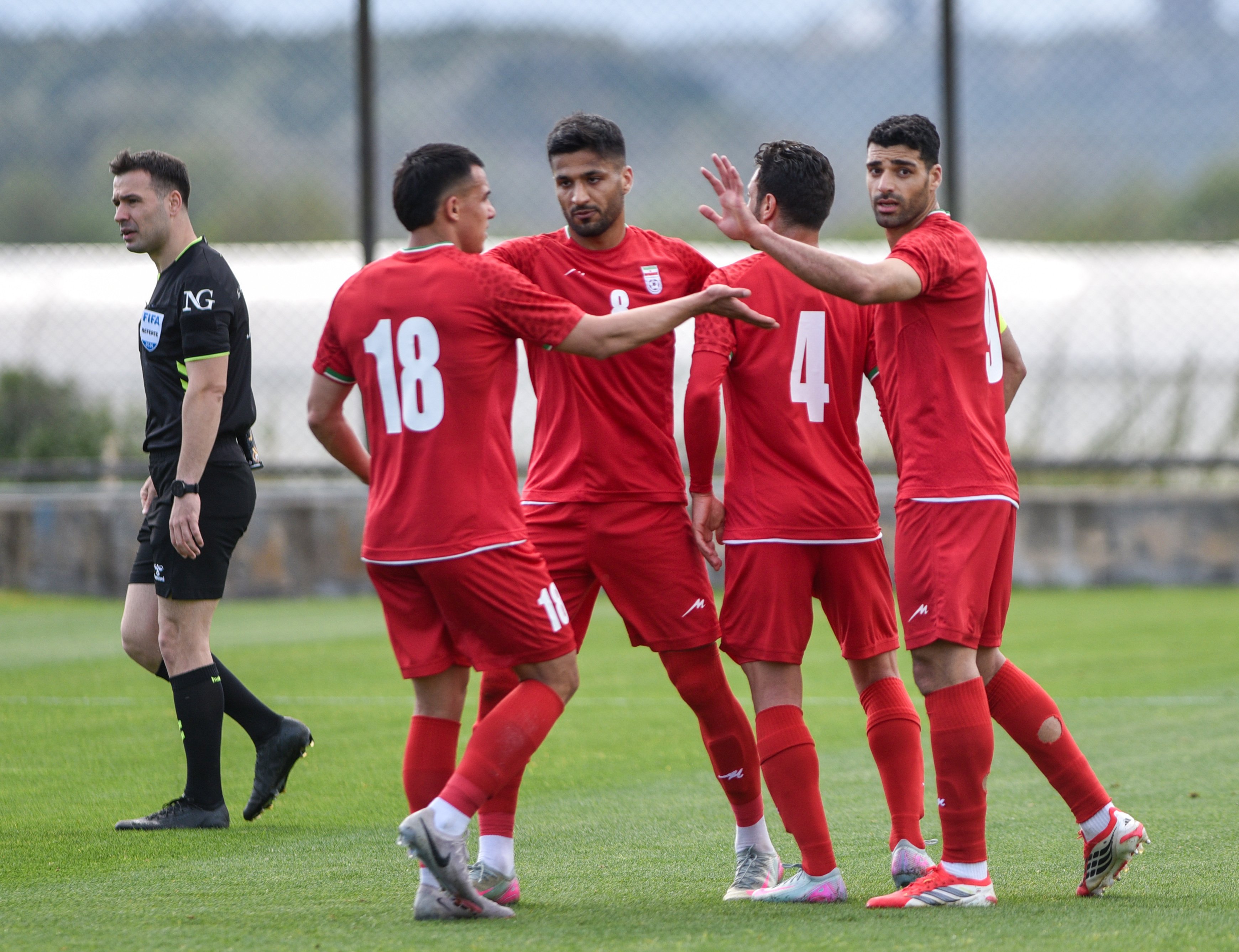 FIFA Başkanı Infantıno'nun izlediği maçta, İran Milli Takımı sahaya öldürülen çocukların fotoğraflarıyla çıktı