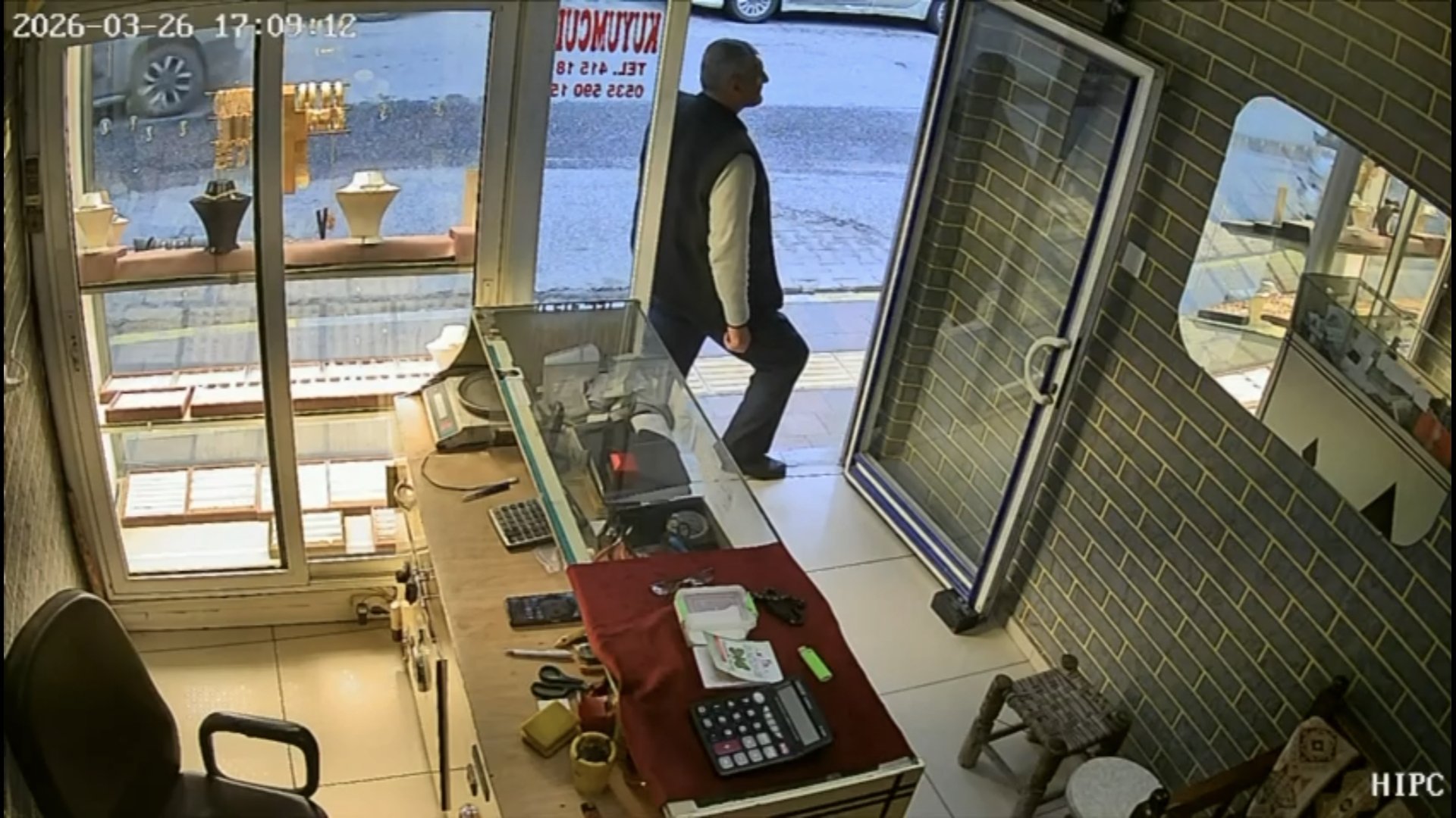 Girdiği kuyumcuda 60 bin liralık yüzüğü alıp kaçtı; olay kamerada