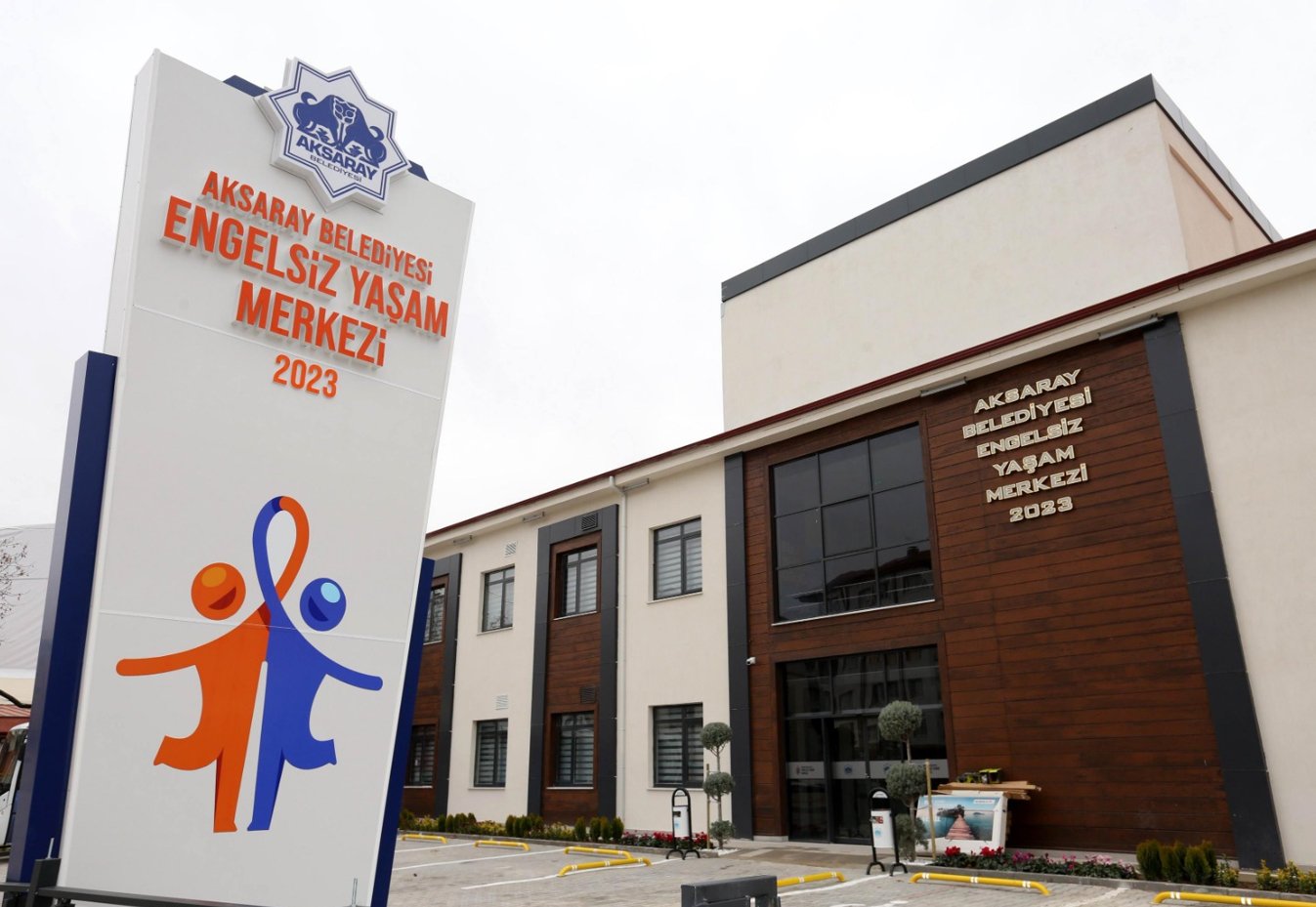 Gönüllü yaptığı görme engelli kitap seslendirmesinden sonra hayatını engelli bireylere adadı