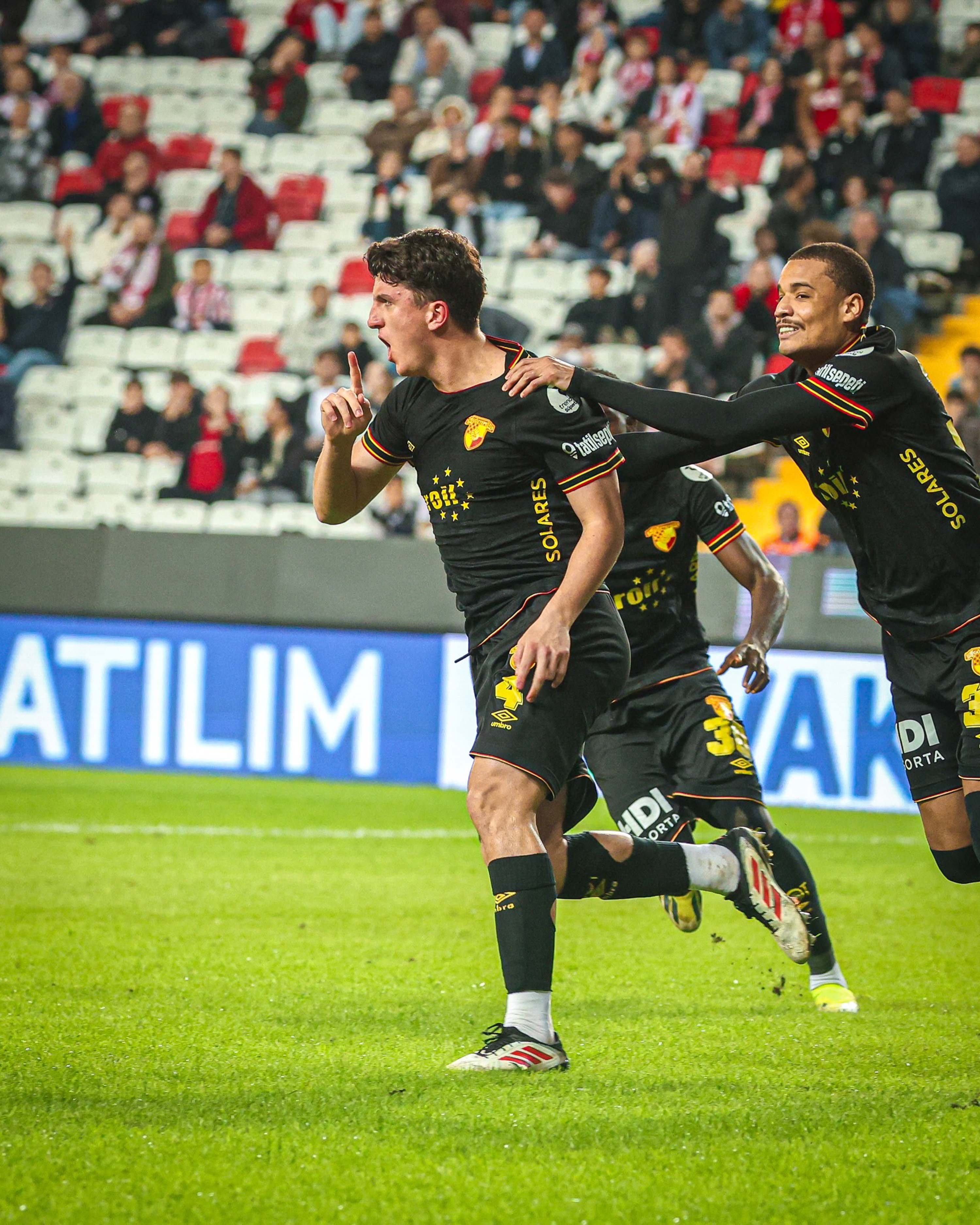 Göztepe'de Taha kulübeye çekildi