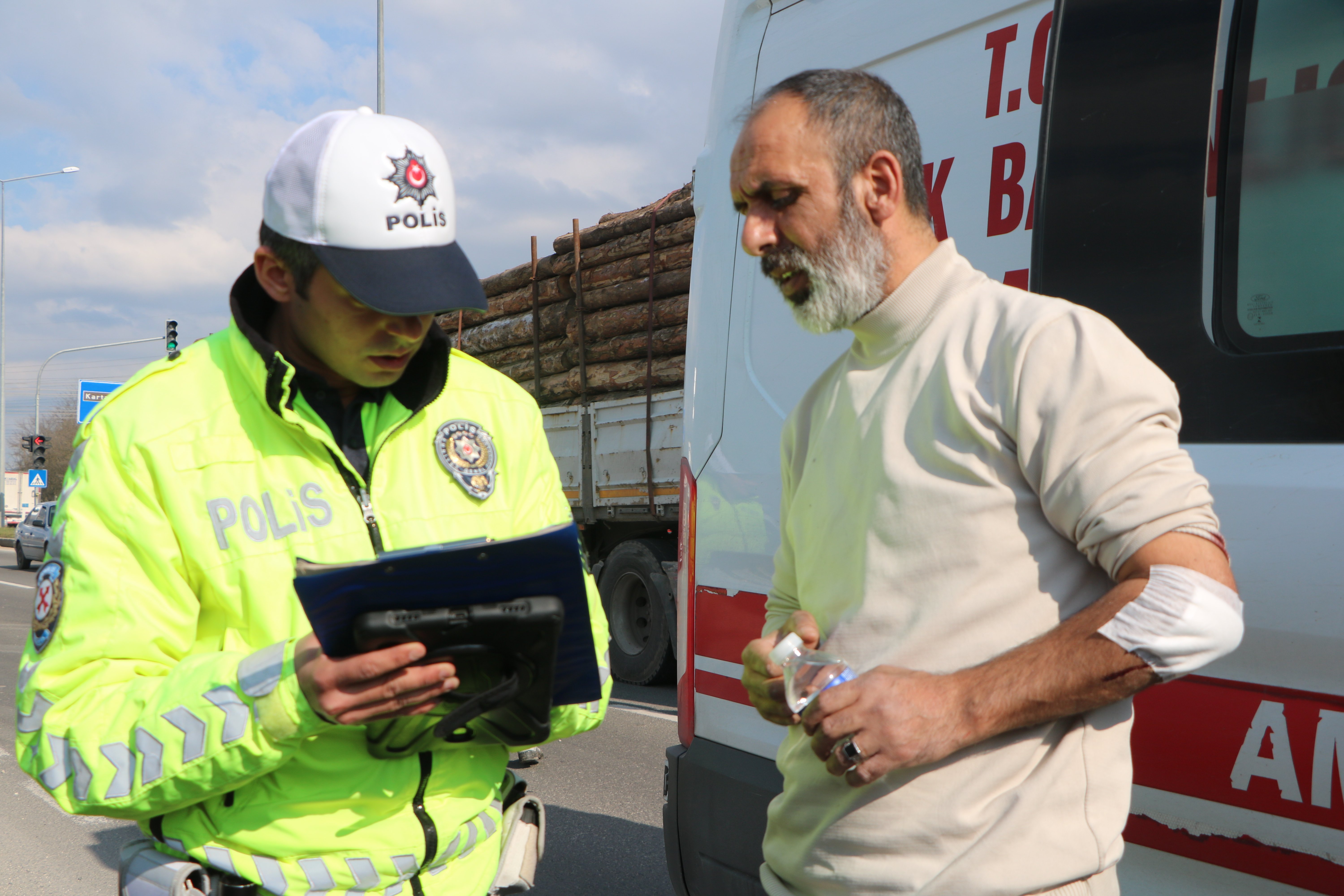Hafriyat kamyonunun çarptığı otomobildeki 6'sı çocuk, 9 kişi yaralandı