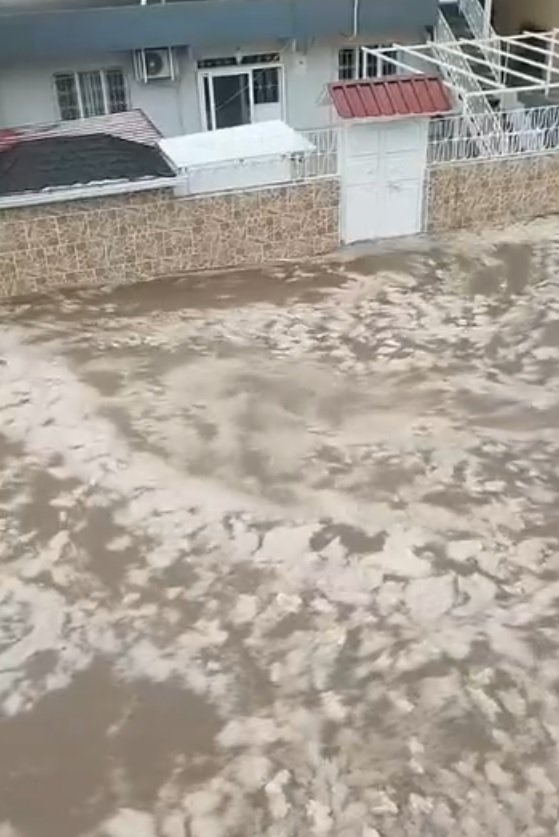 Hatay'da sağanak ve dolu nedeniyle yollar göre döndü