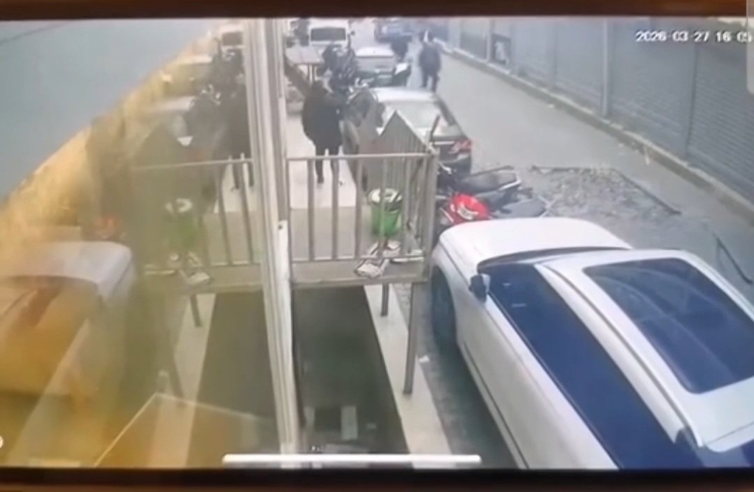 İş merkezindeki pencerenin sokağa düşmesi kamerada