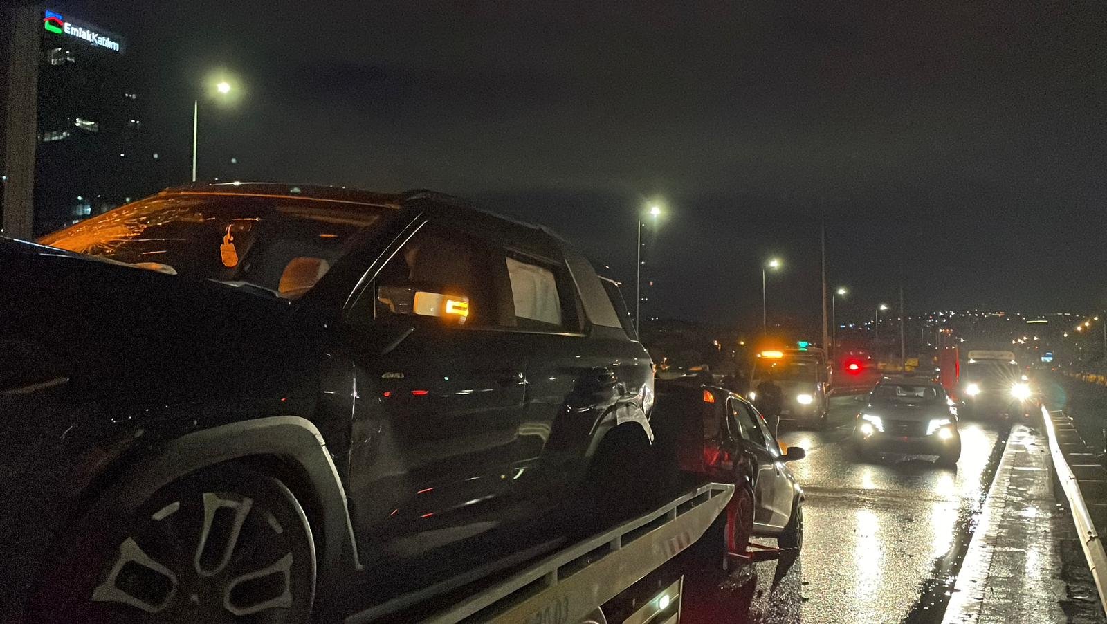 İstanbul - Ataşehir'de 8 aracın karıştığı zincirleme kaza: 4 yaralı -1