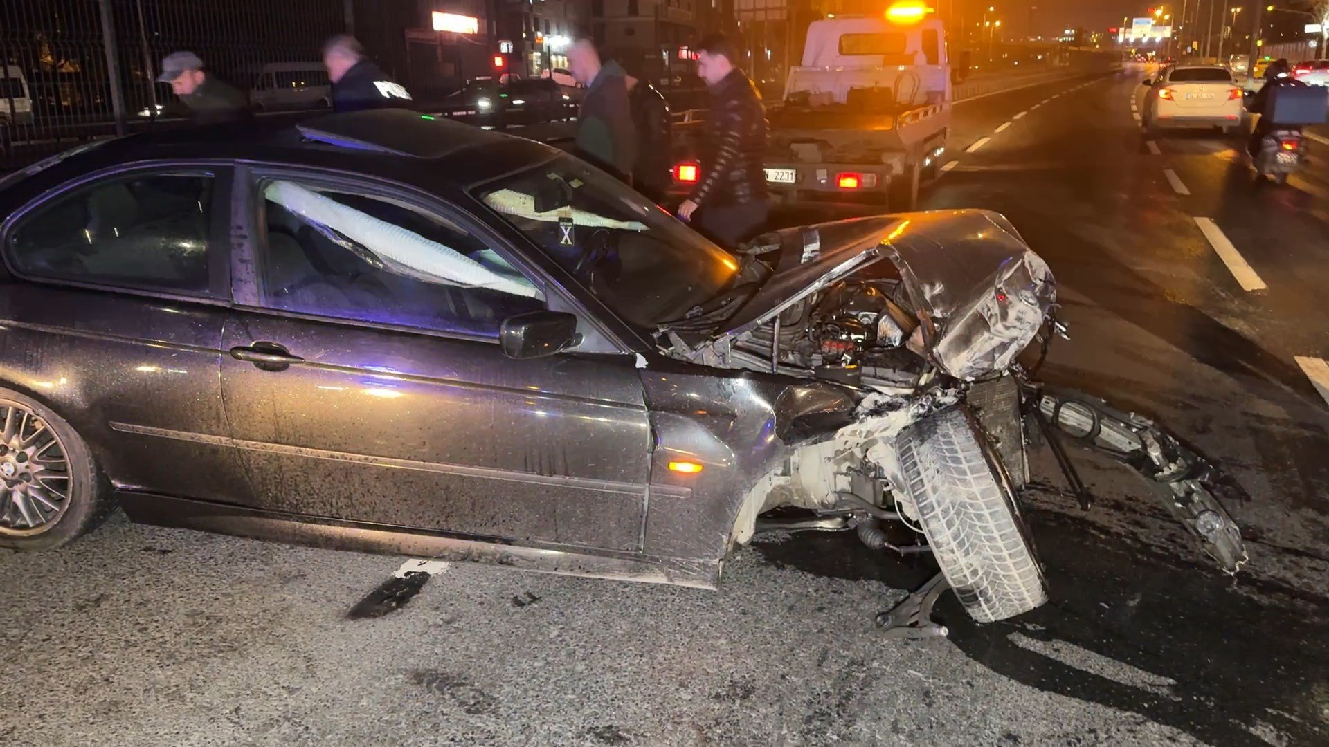 İstanbul - Avcılar D-100'de bariyerlere çarpıp kaza yaptı; aracını bırakıp kaçtı