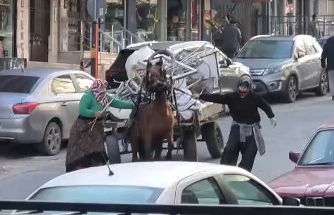 İstanbul - Avcılar'da aşırı yük taşıtılan ata sopa ve kemerli şiddet kamerada