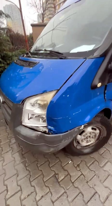 İstanbul - Avcılar'da park halindeki minibüse çarptı; hasarı kontrol edip yoluna devam etti