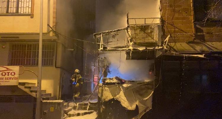 İstanbul - Bahçelievler'de hurdalıktan yükselen alevler yan binaya sıçradı