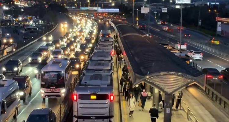 İstanbul - Bahçelievler'de metrobüsün üzerinden geçtiği kadın ağır yaralandı