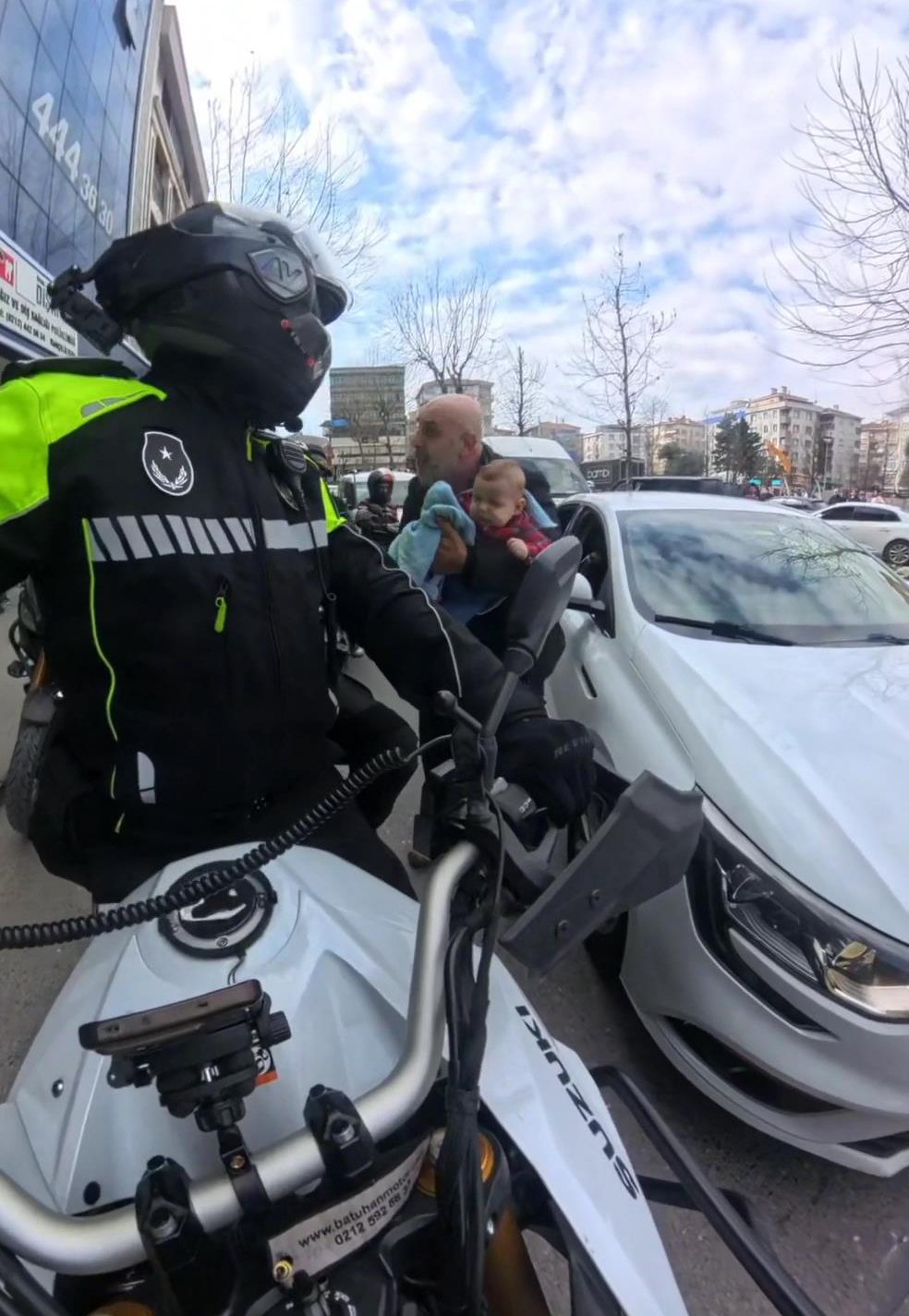 İstanbul - Bahçelievler'de yaralanan bebeği hastaye motosikletli zabıta yetiştirdi