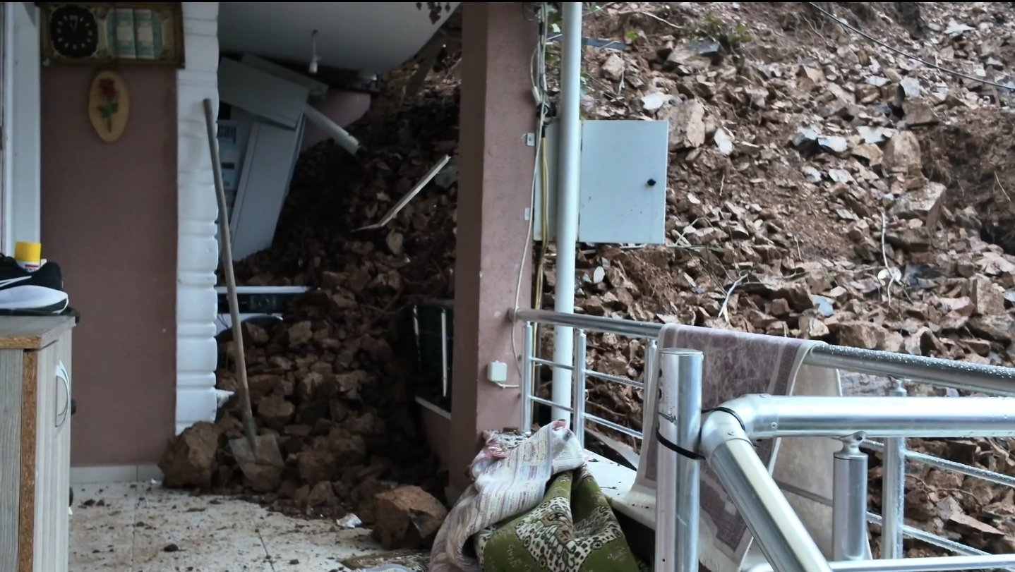 İstanbul - Beykoz'da toprak kayması sonucu tek katlı evde hasar oluştu