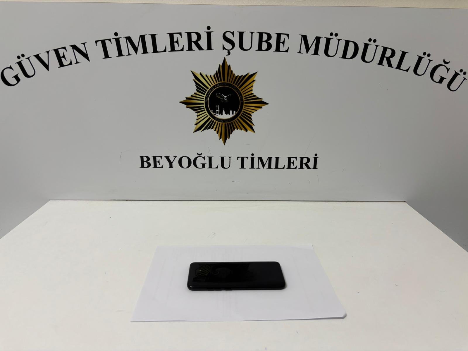 İstanbul - Beyoğlu'nda uyuyakalan kişinin cep telefonunu çalıp oyun oynamaya devam etti